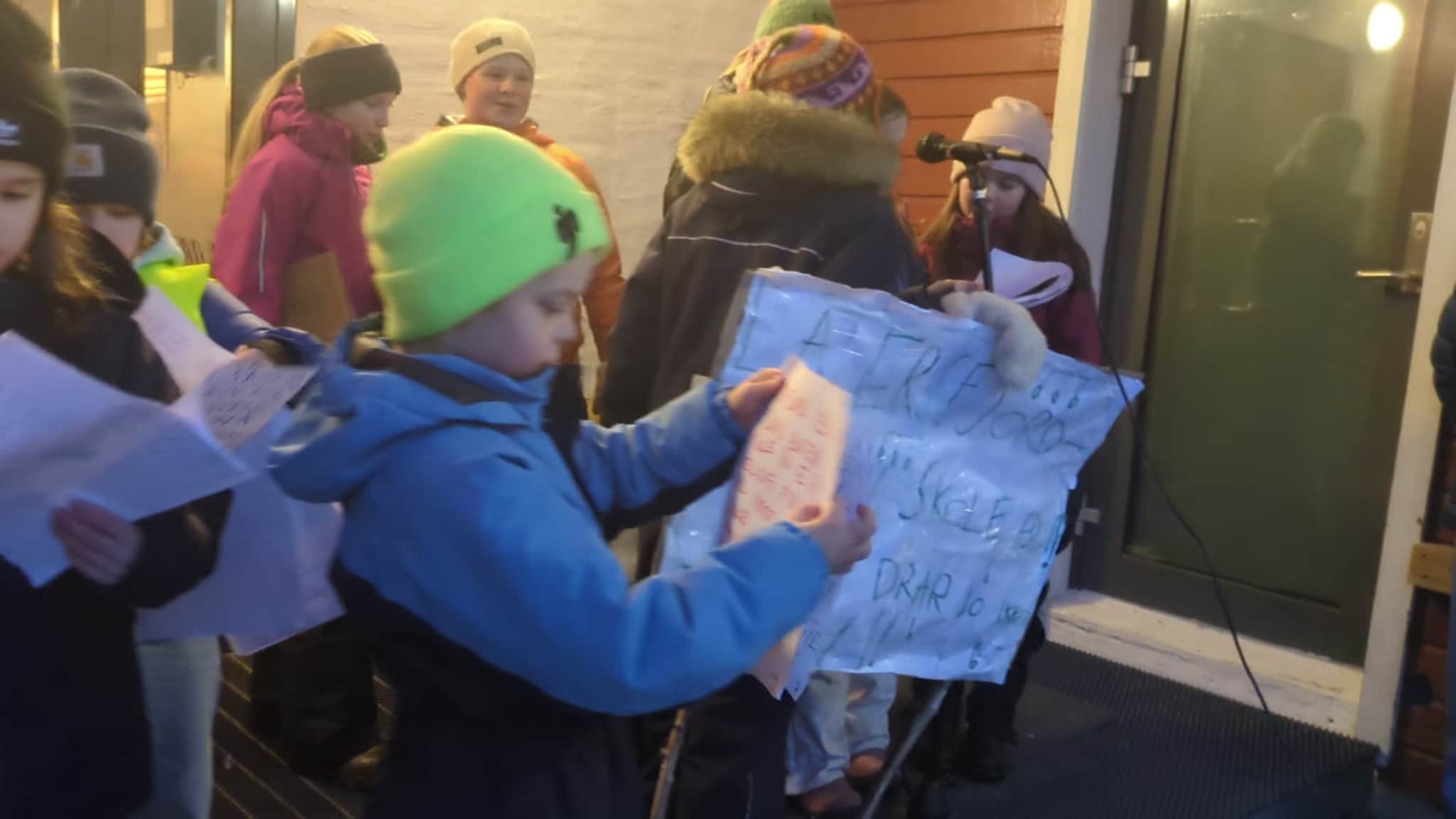 Protest sang for bevaring av Erfsfjordbotn skole