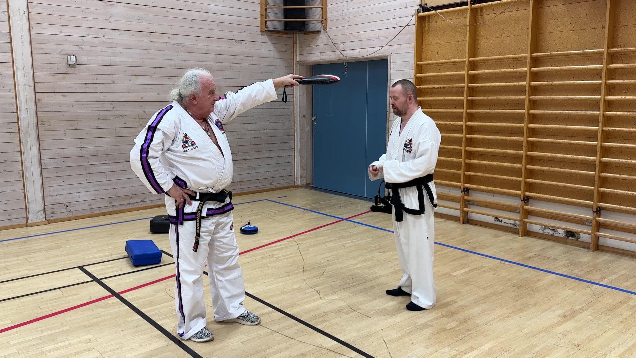 Ahmed demonstrerer taekwondo
