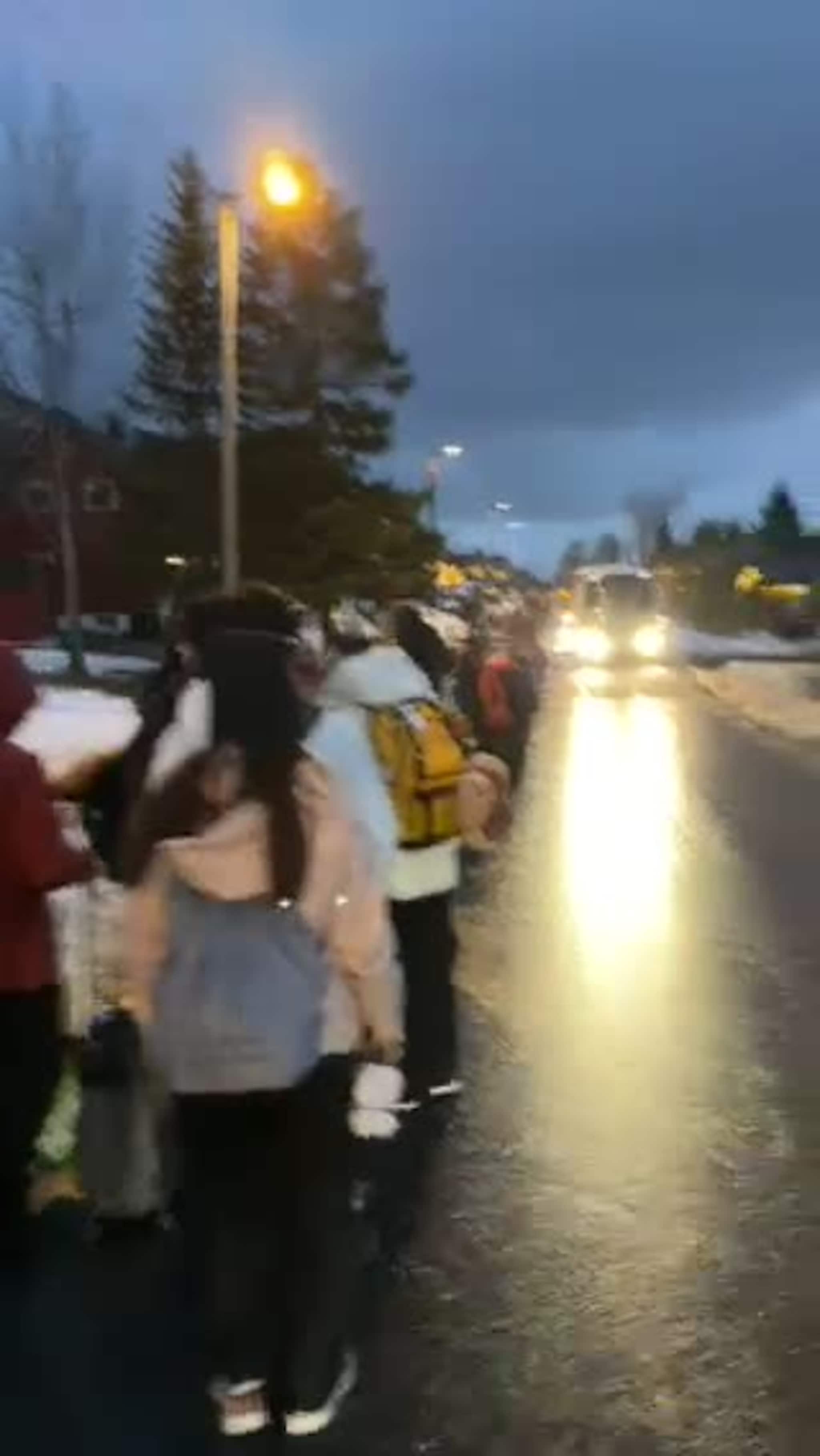 Lang kø ved Fjellheisen.mov