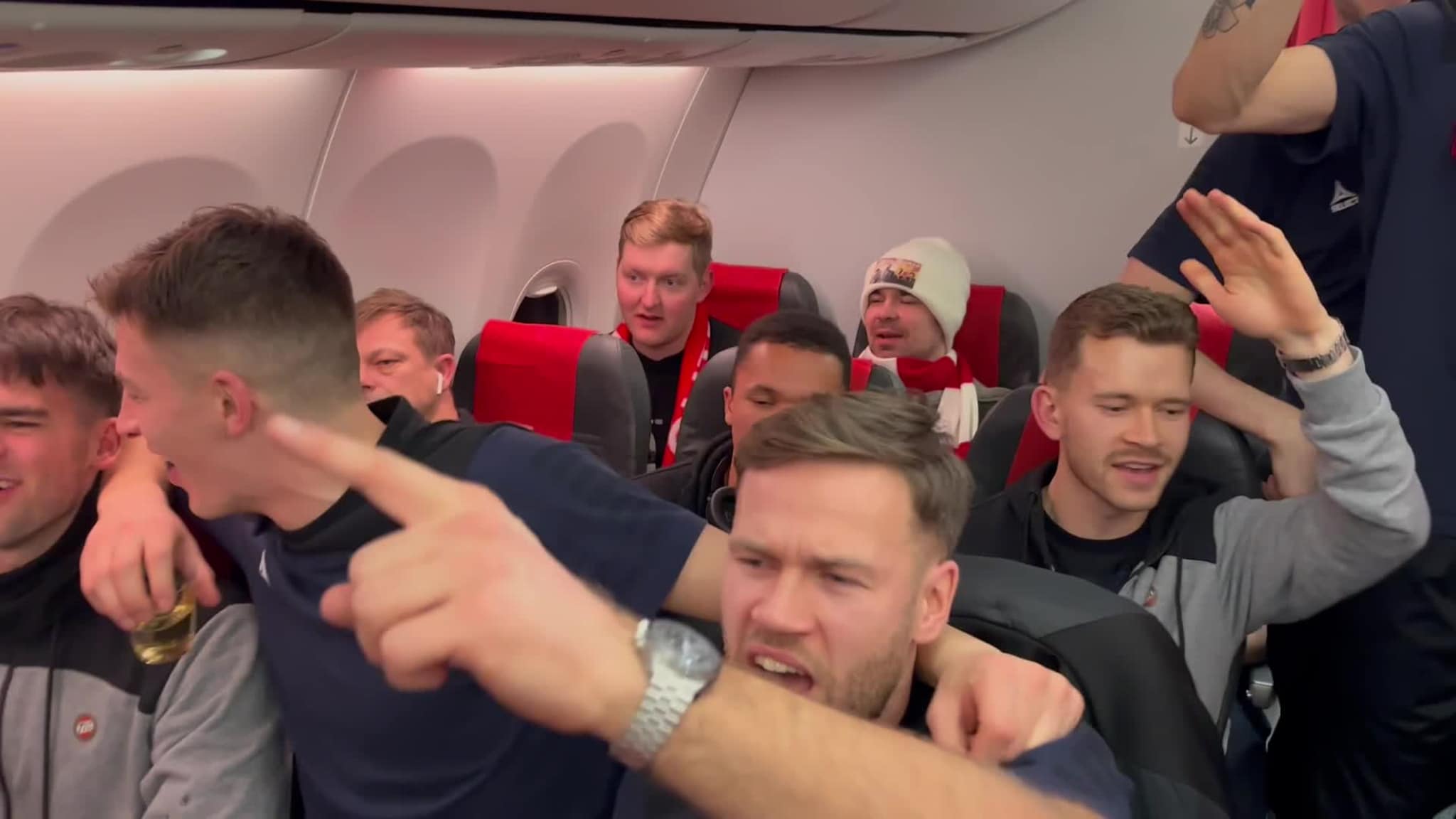 Gutan synger på flyet