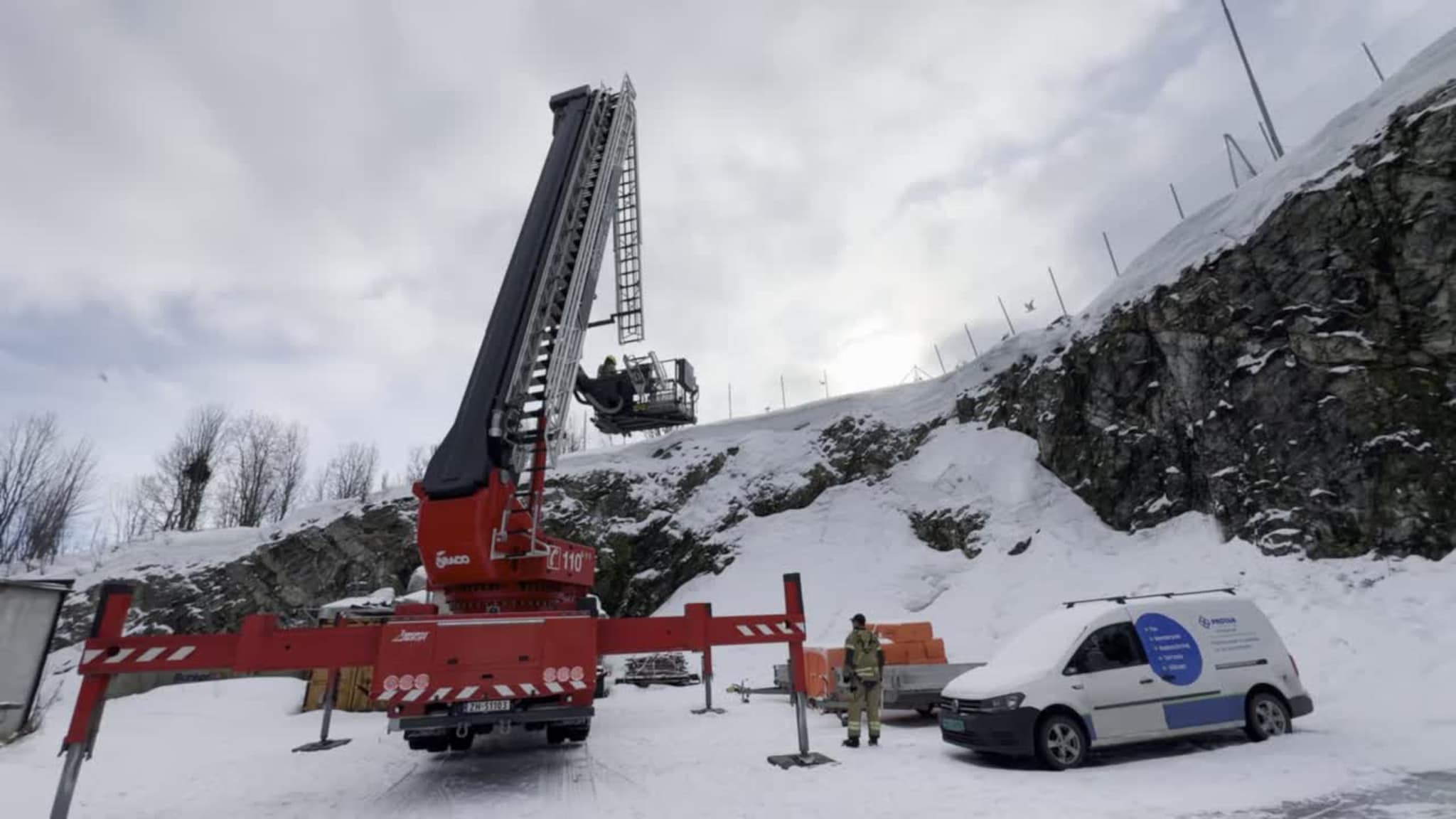 Brannvesenet bruker lift for å redde krykkjene