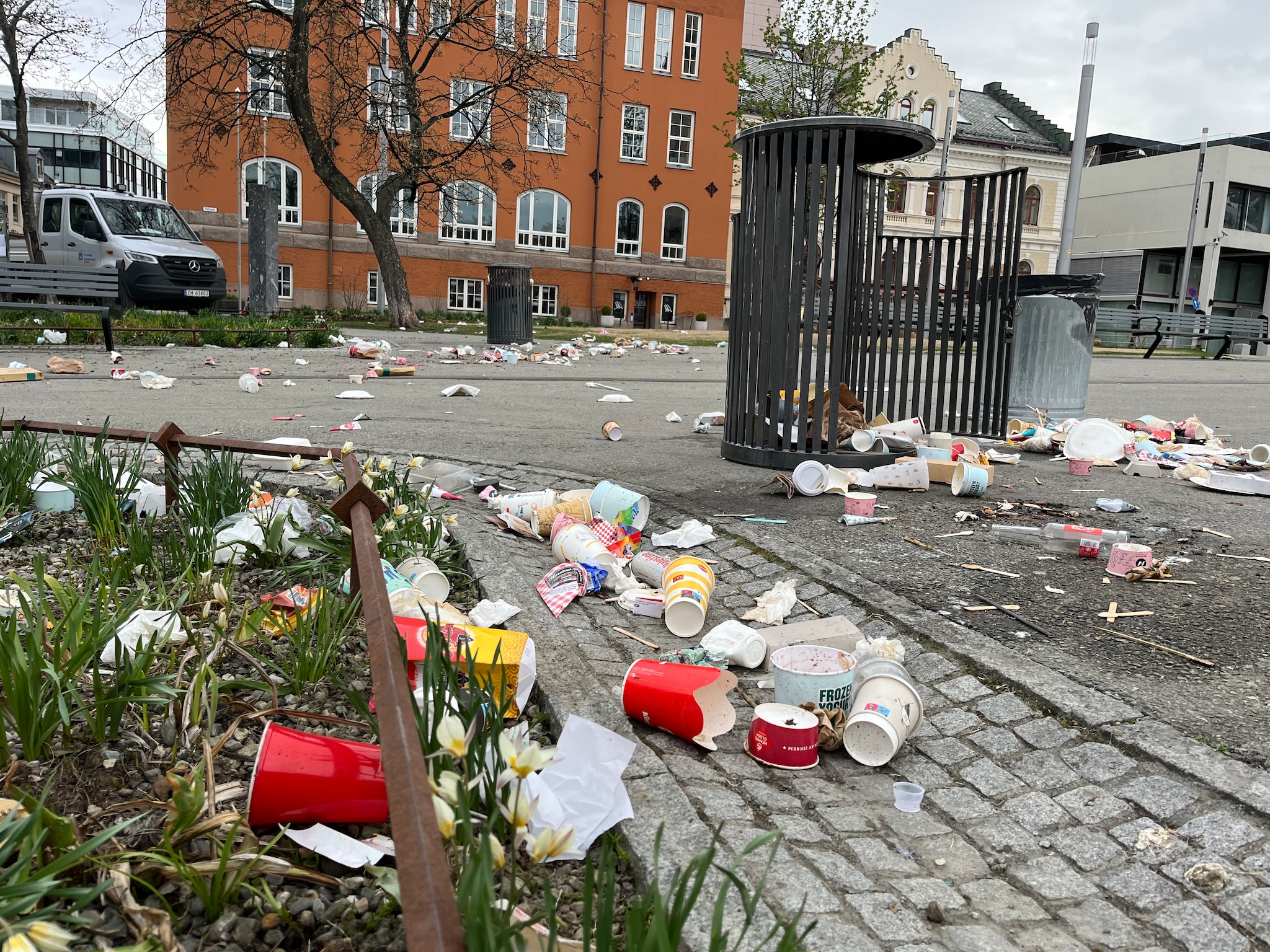 Så veltede søppeldunker dagen etter 17. mai