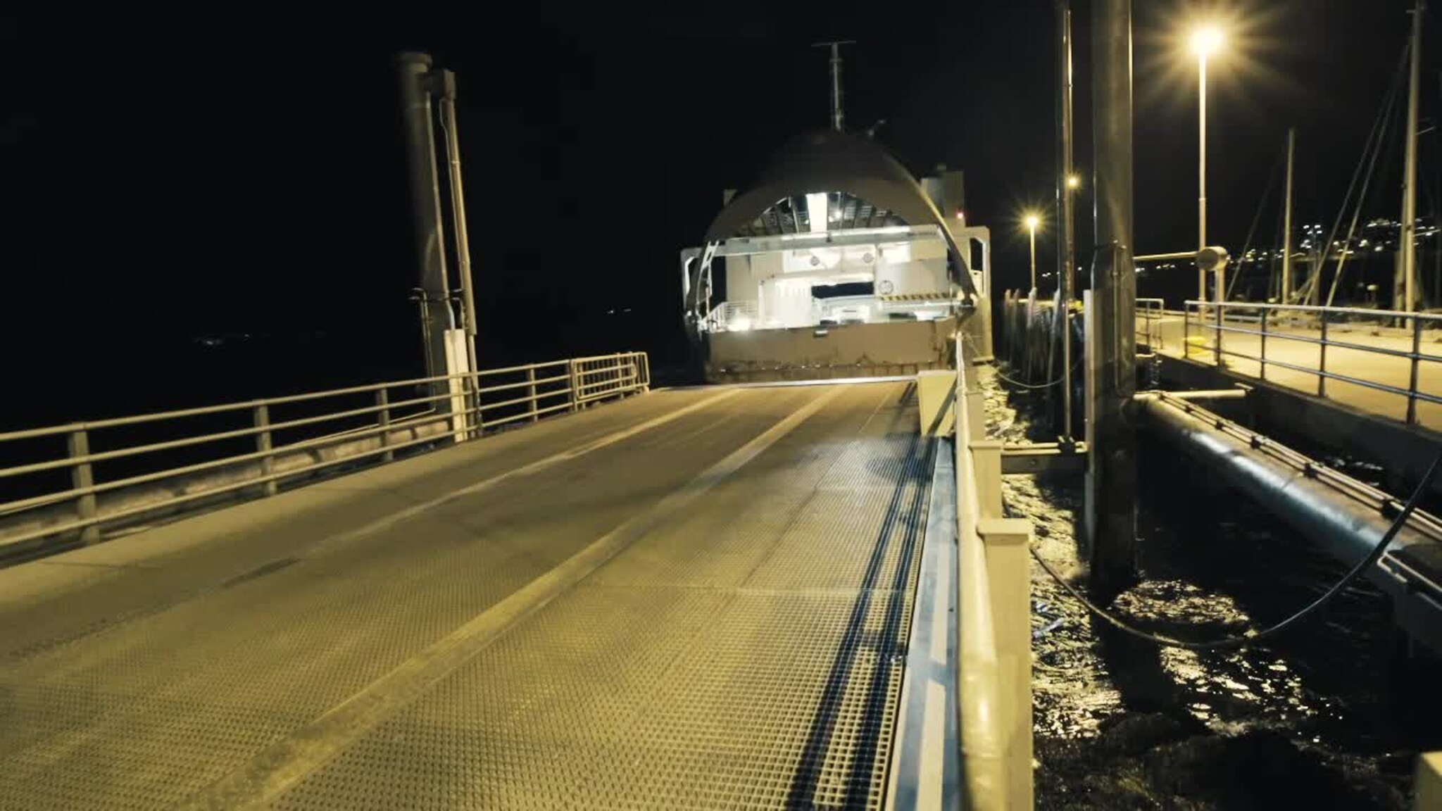 Siste tur med Bjørklids ferjerederi over Lyngenfjorden