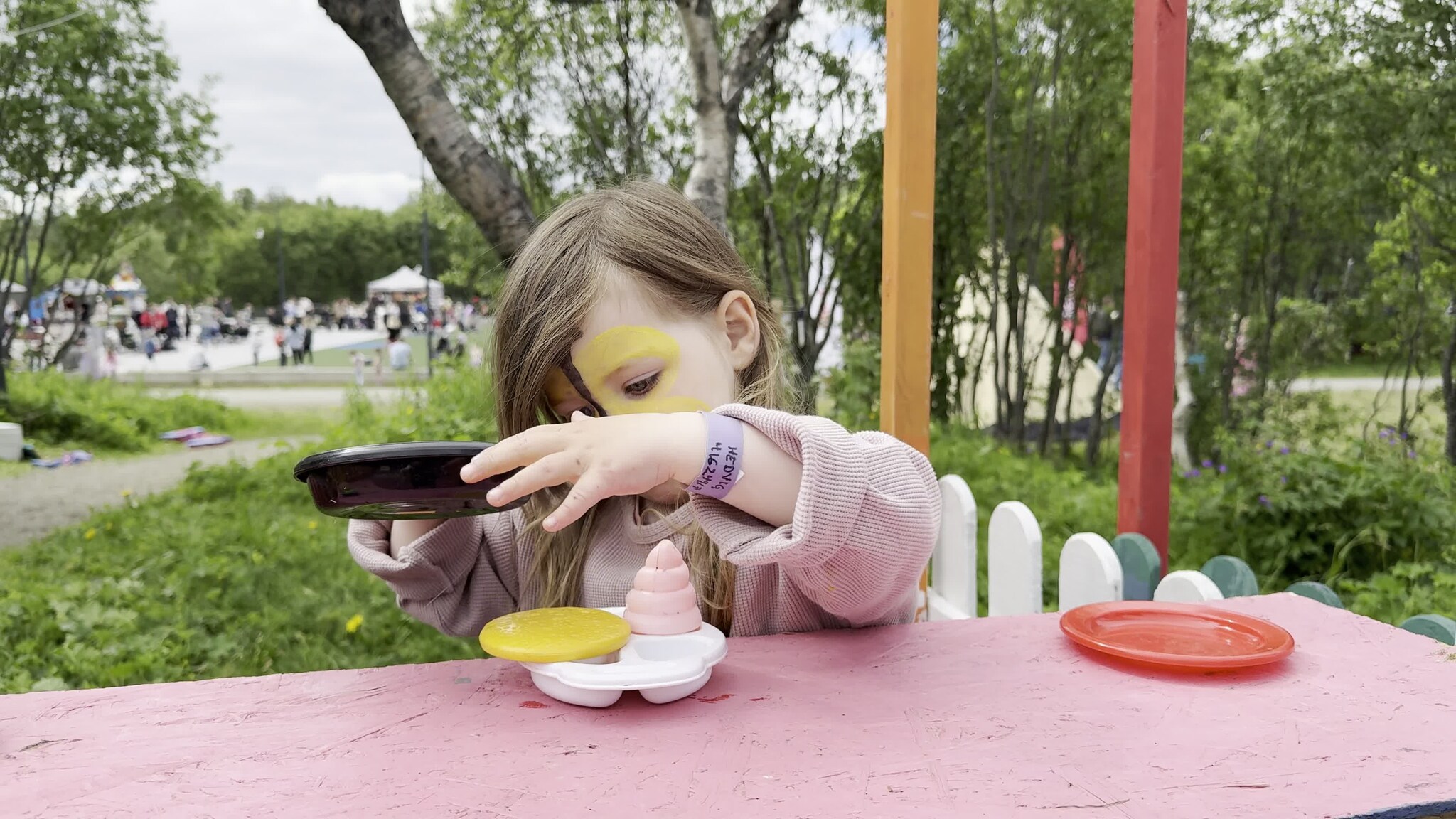 Her lager Hedvig burger.