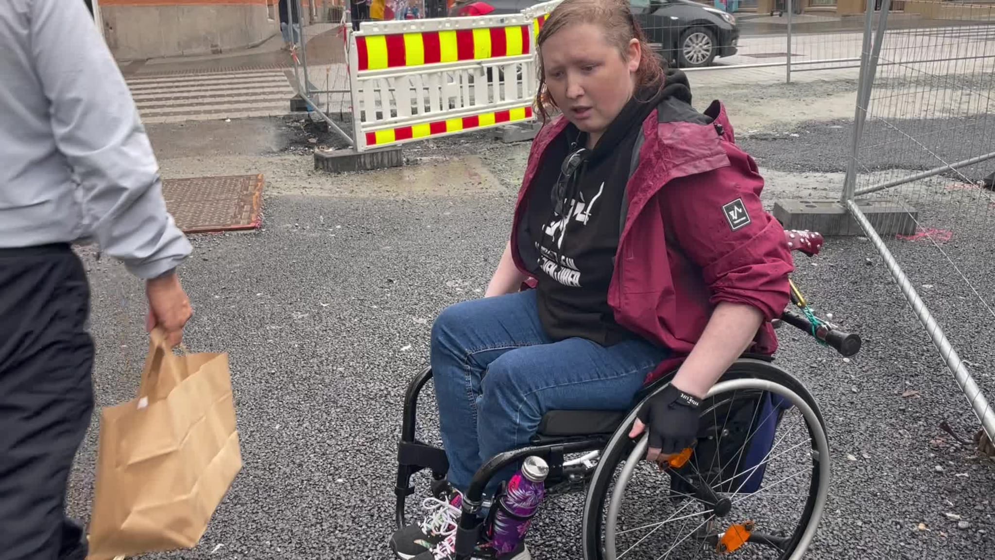 Jo McKillop tar iTromsø gjennom sentrum i rullestol.mov