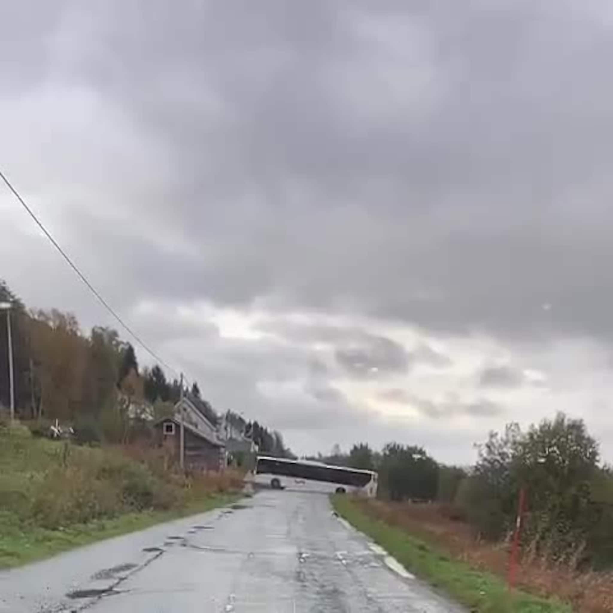 Buss sperret Solstrandvegen