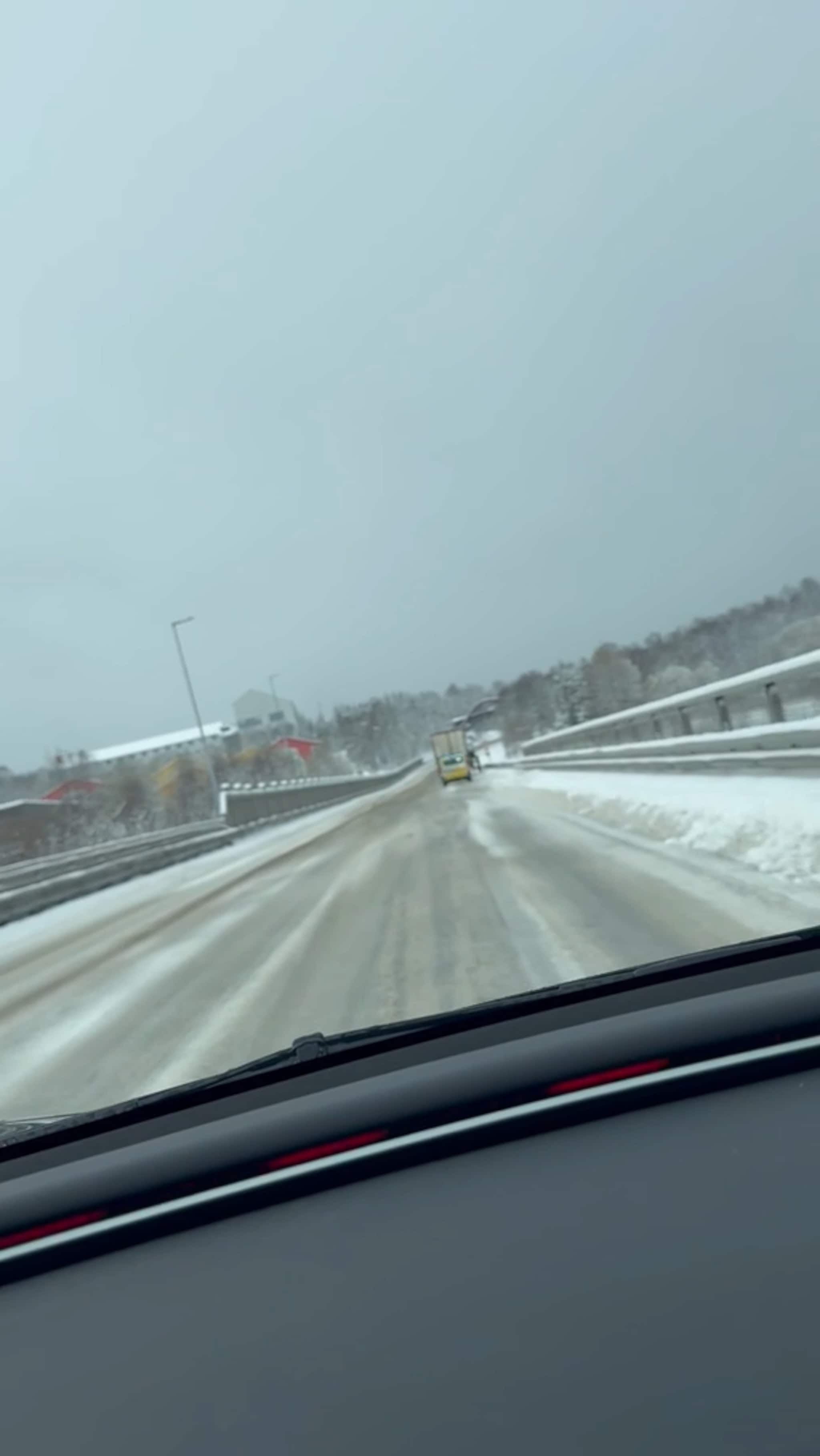 Lastebil sliter på Tverrforbindelsen