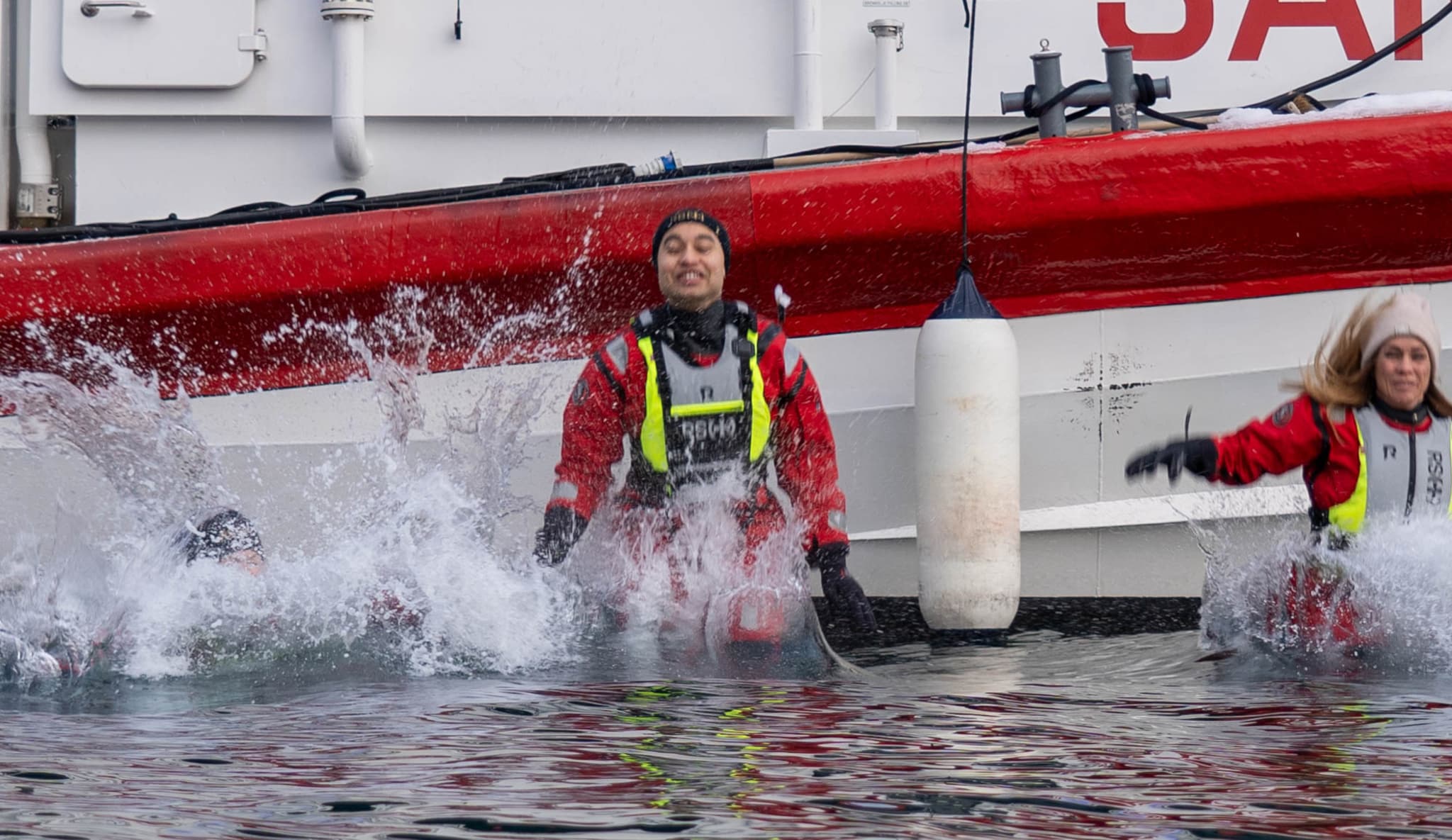 Her hopper Sebastian i havet