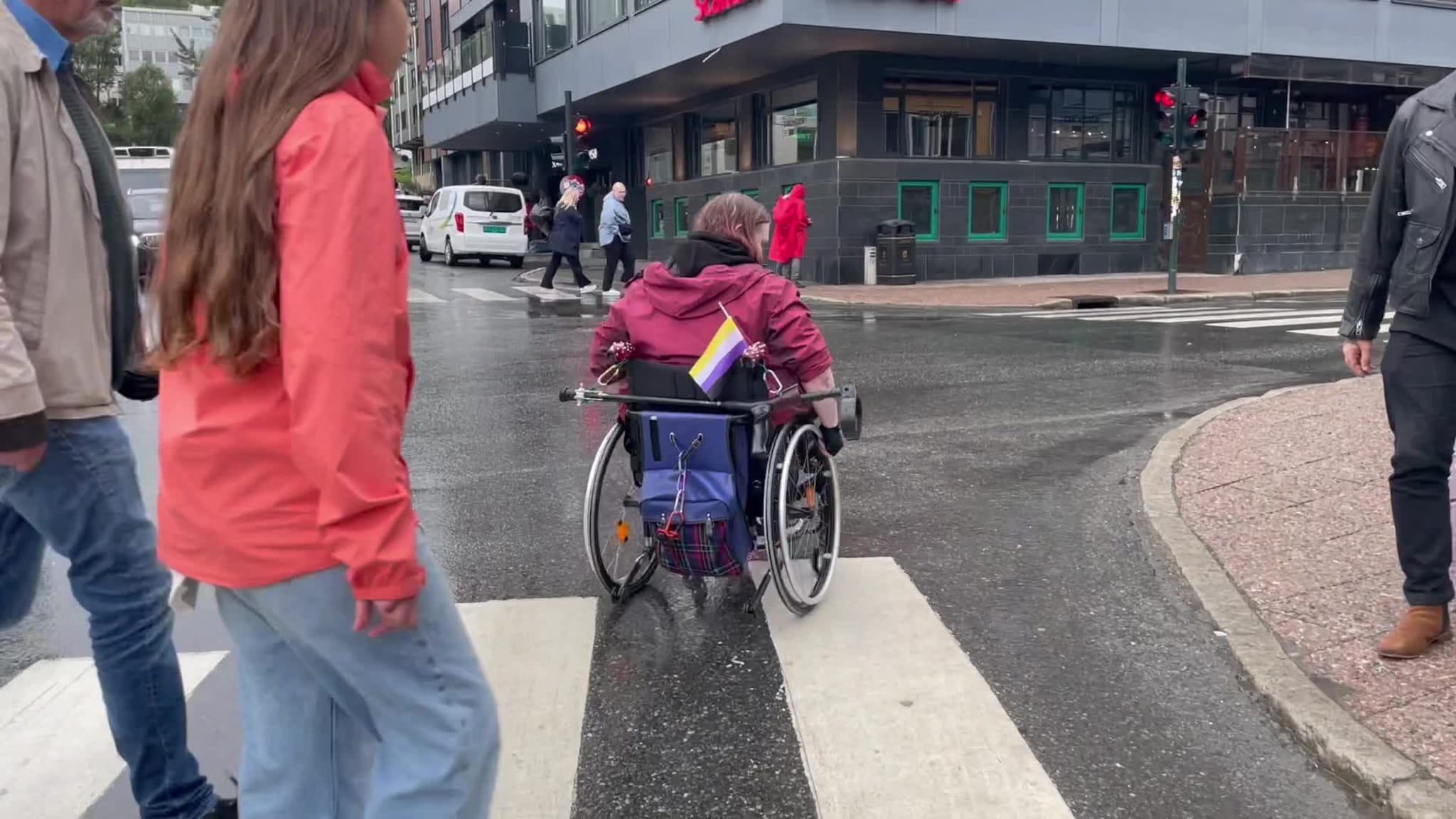 Jo McKillop tar iTromsø gjennom sentrum i rullestol.mov