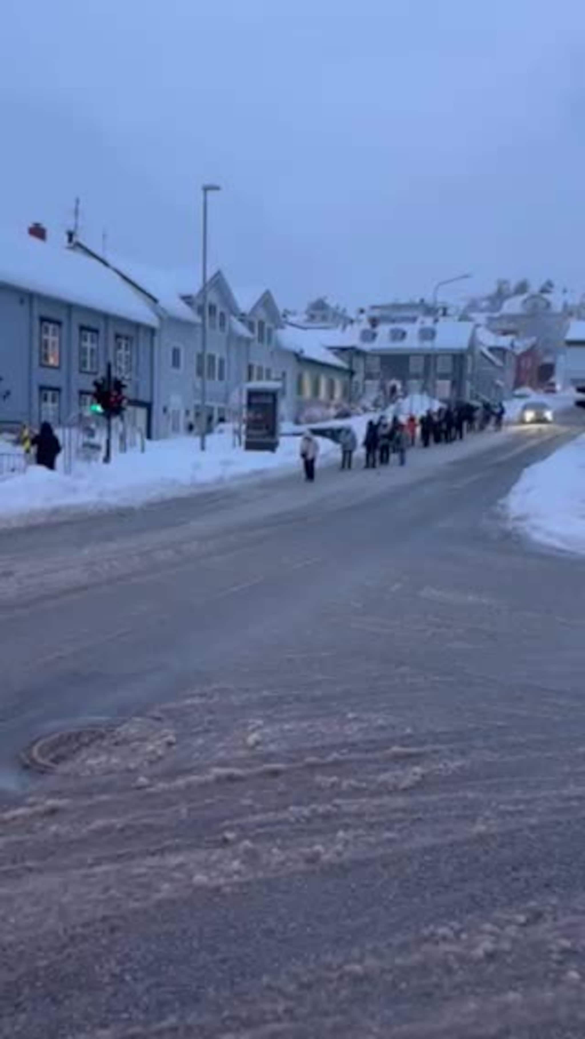 Her går turistene midt i Bispegata