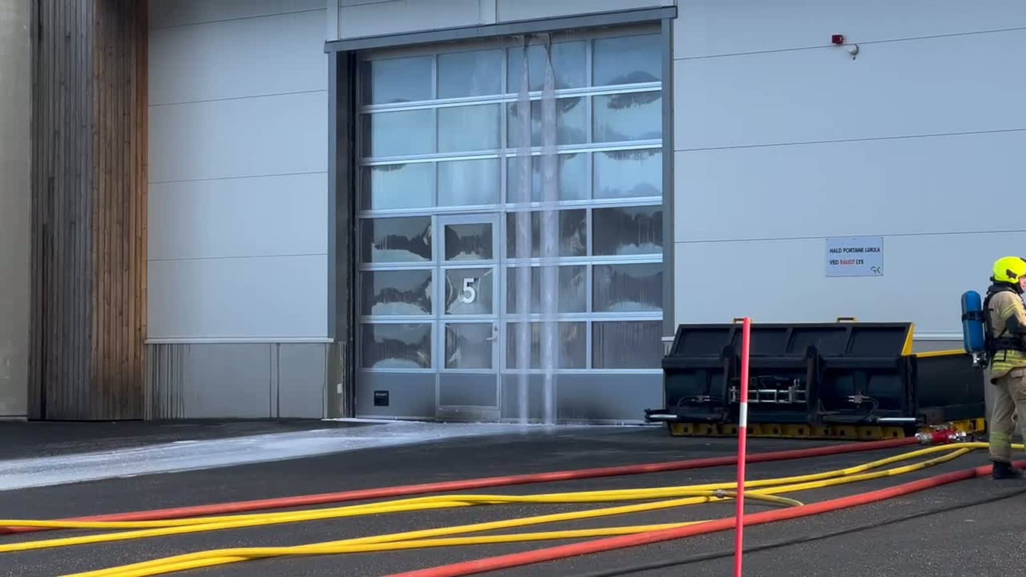 Brannvesenet driv med slokking