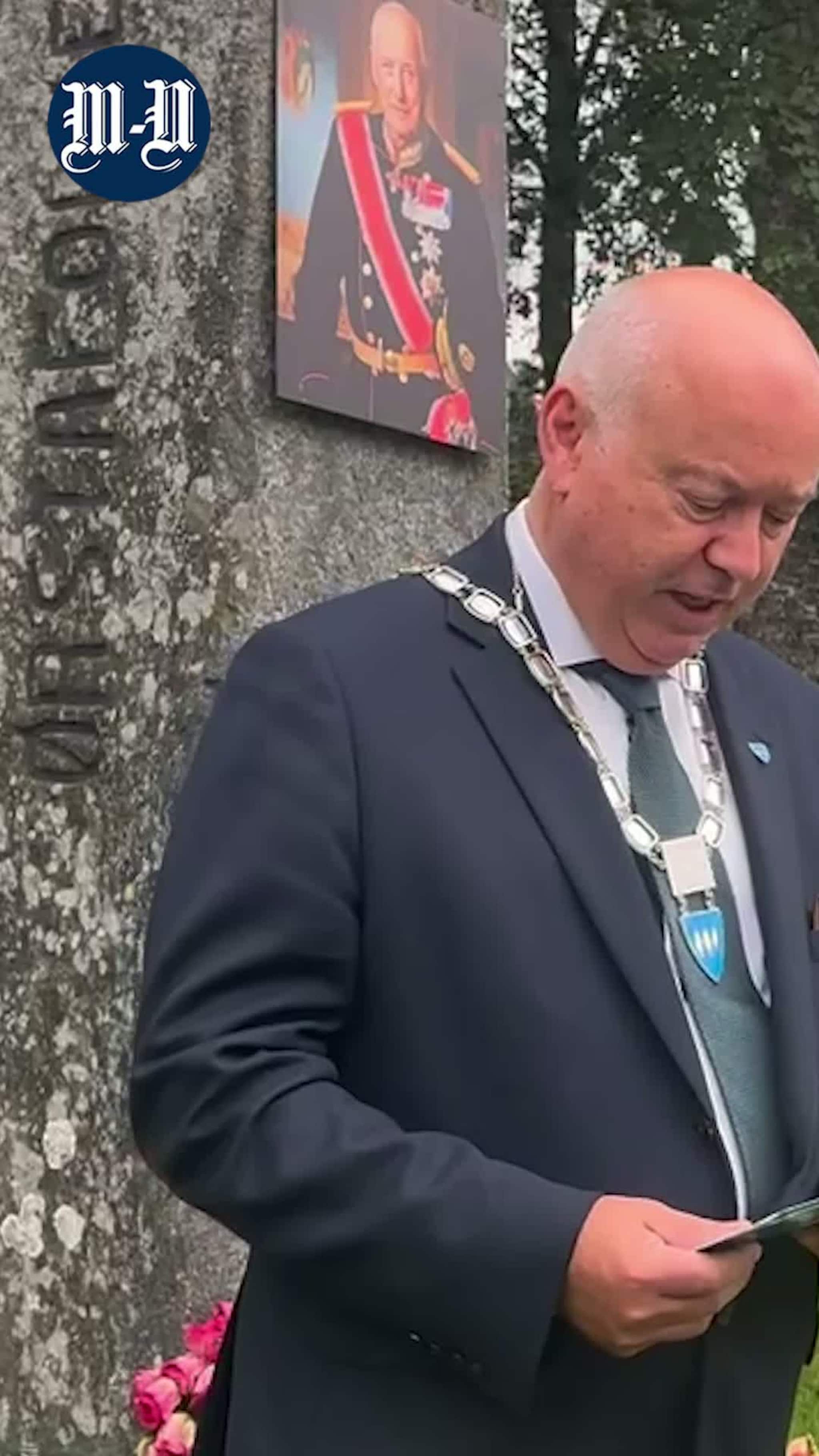 Formannskapet med minnemarkering for kong Harald.