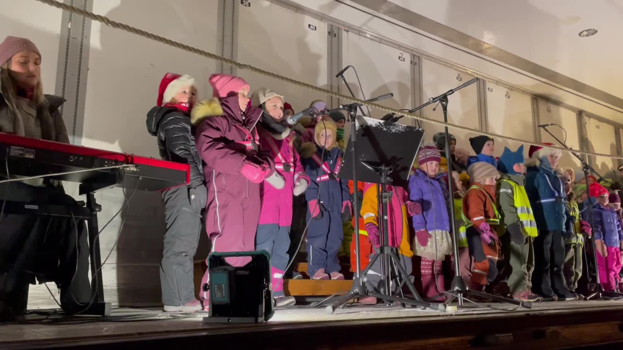Glød og mini-glød syng på julegrantenninga i Ørsta