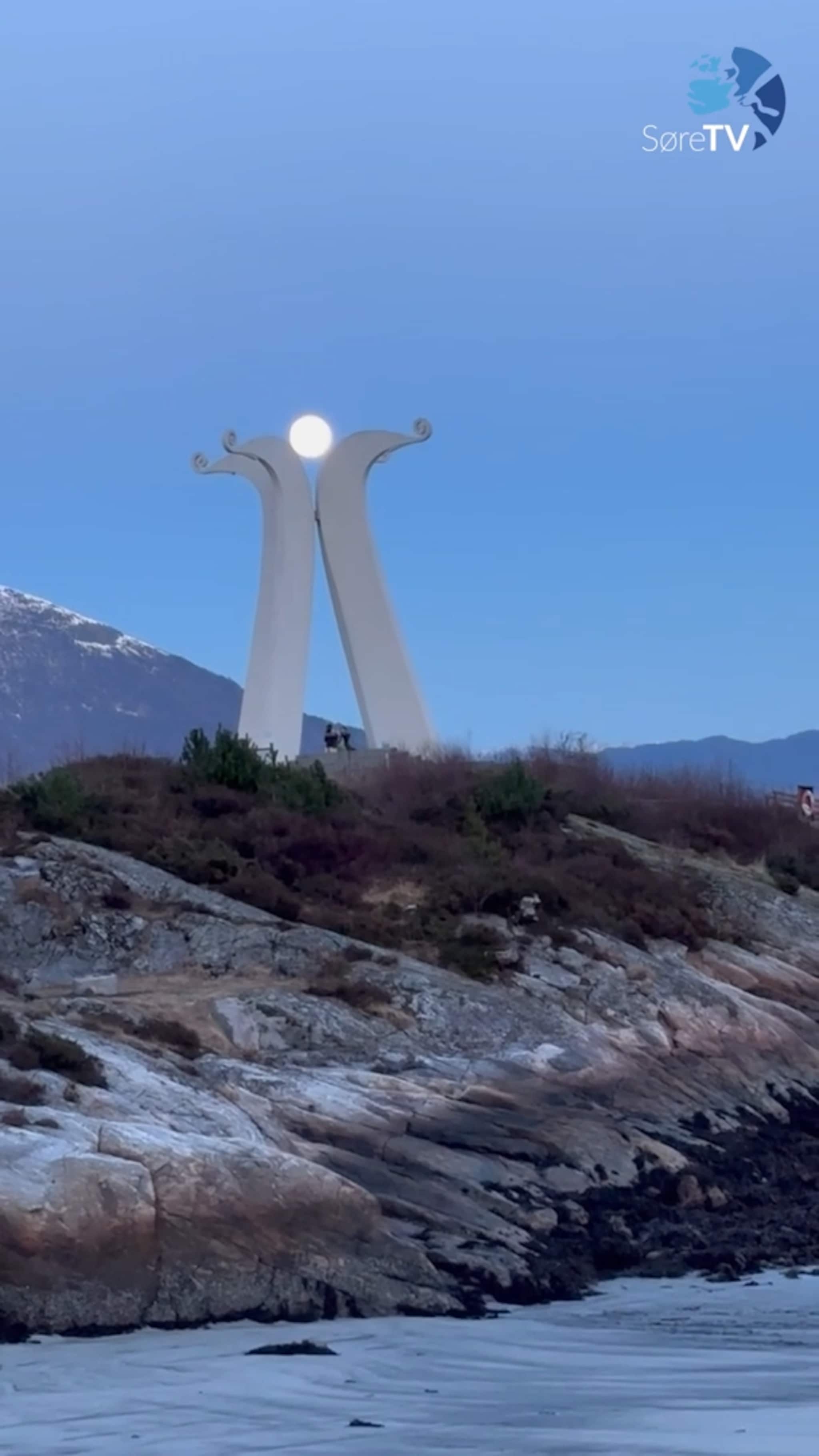 Månen slappar av på monumentet