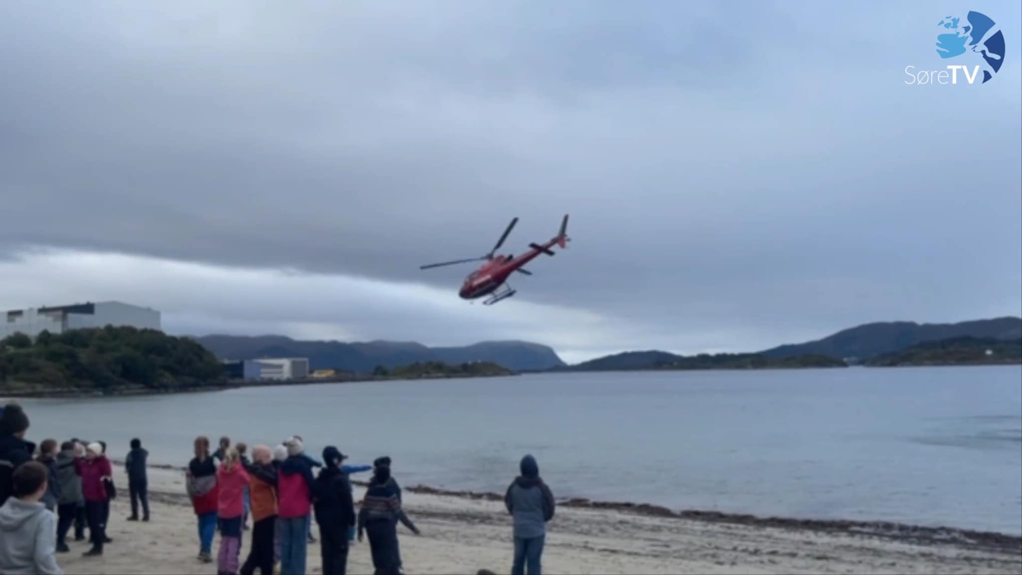 Her kjem helikopteret mot dei