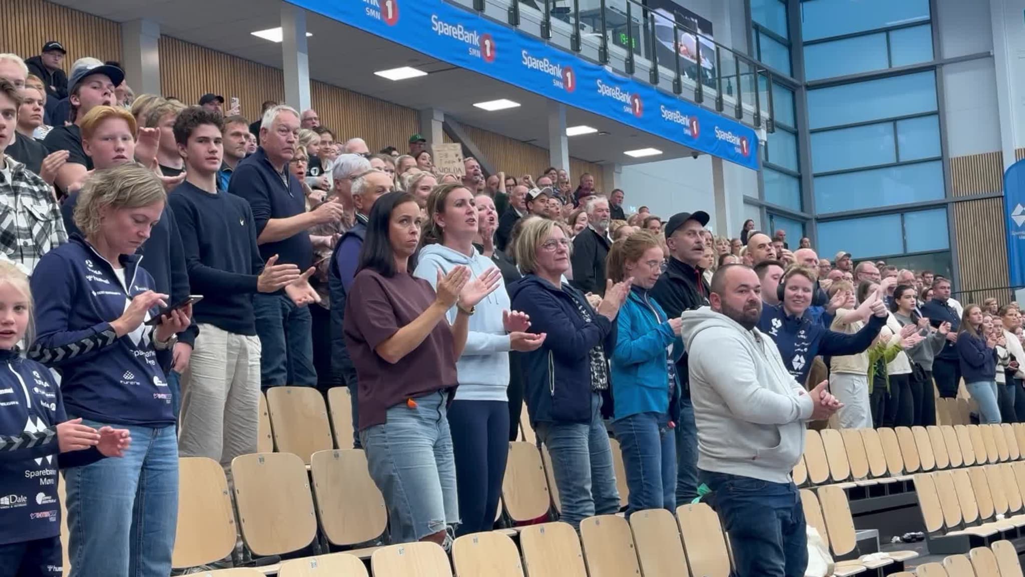 Fekk skjennepreike – klinka til med festhandball