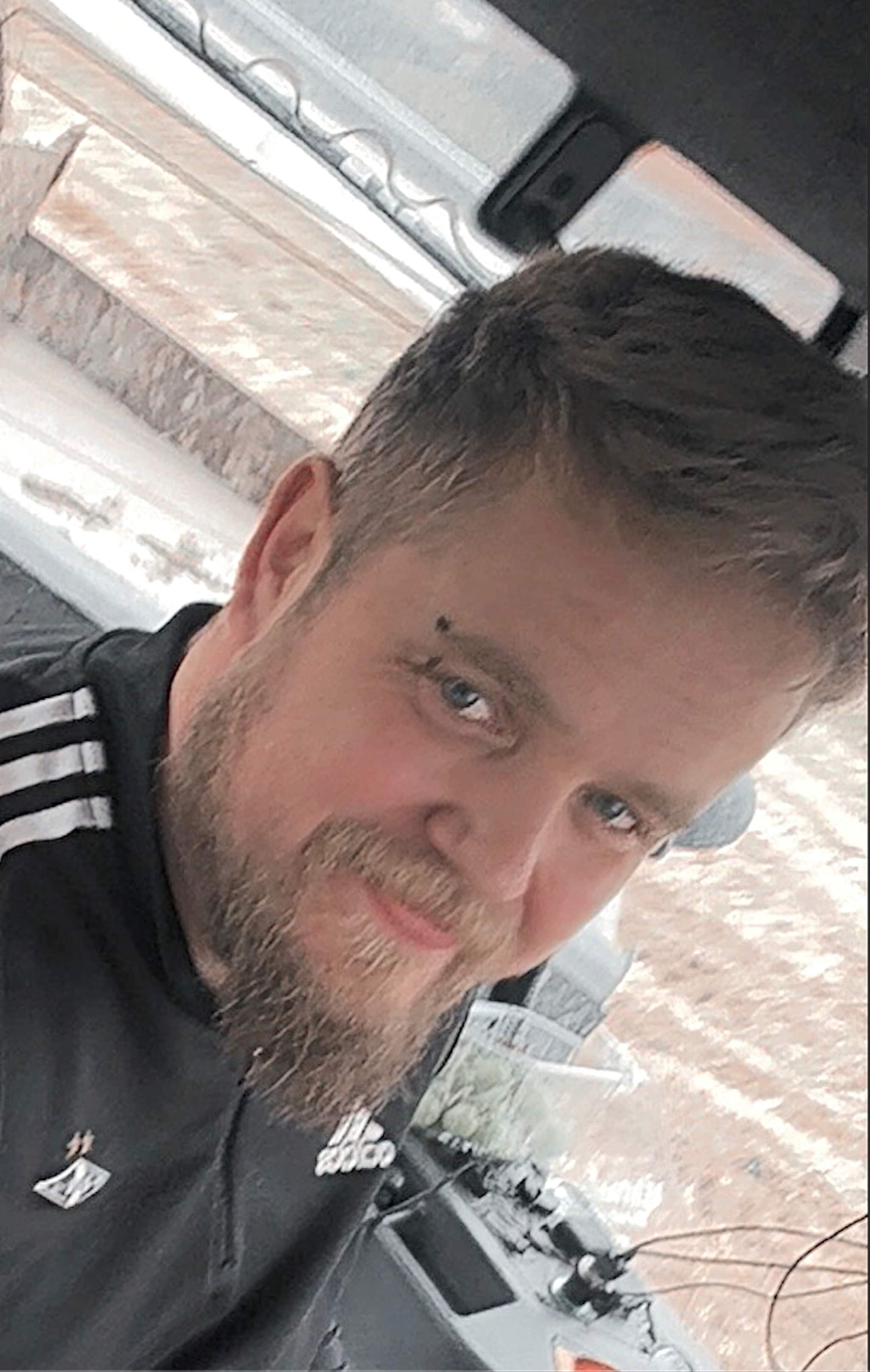 – Vi går på jobb med en klump i magen