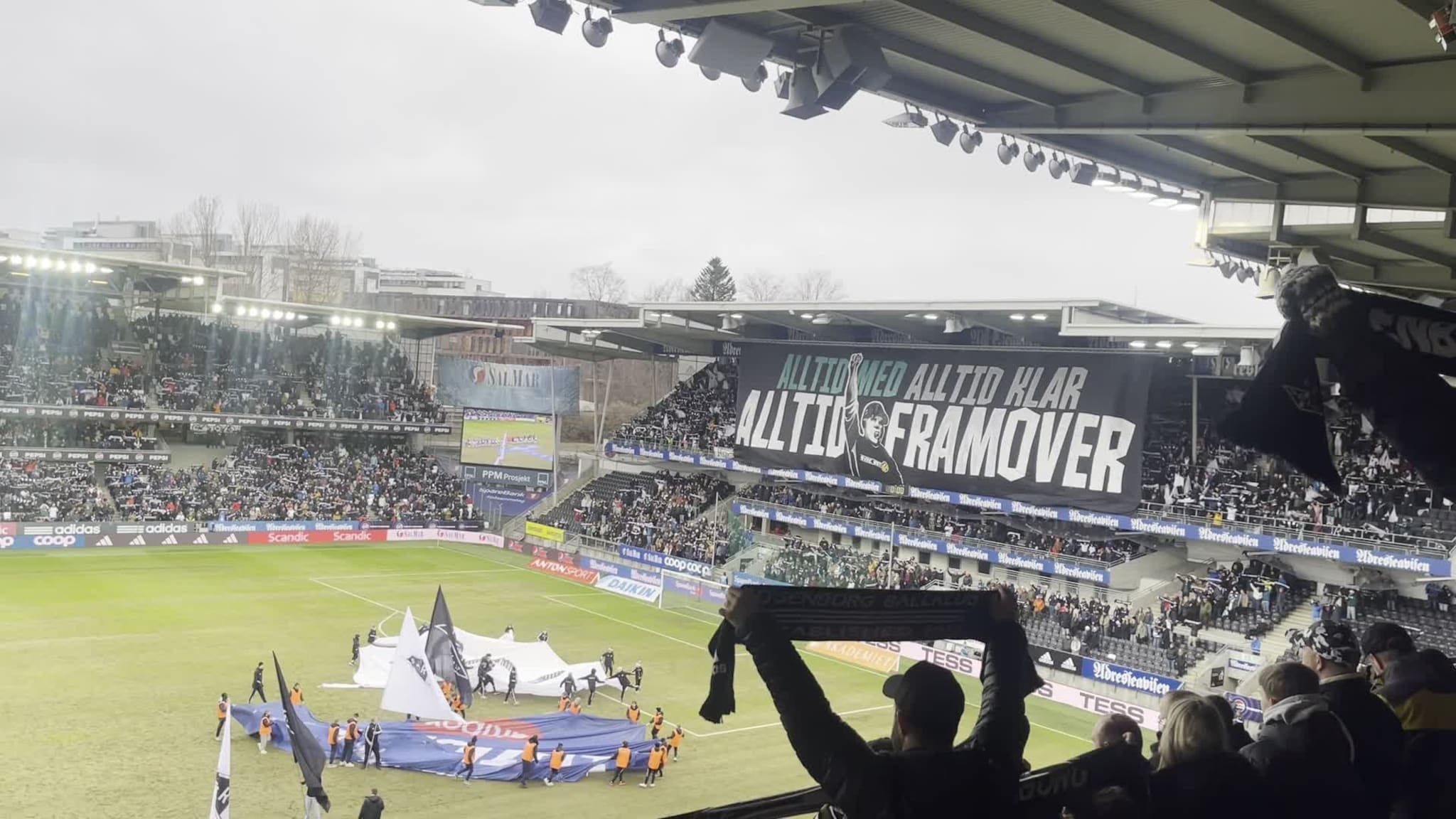 Her synger de "Bilde tå'n Ivers" før kampen