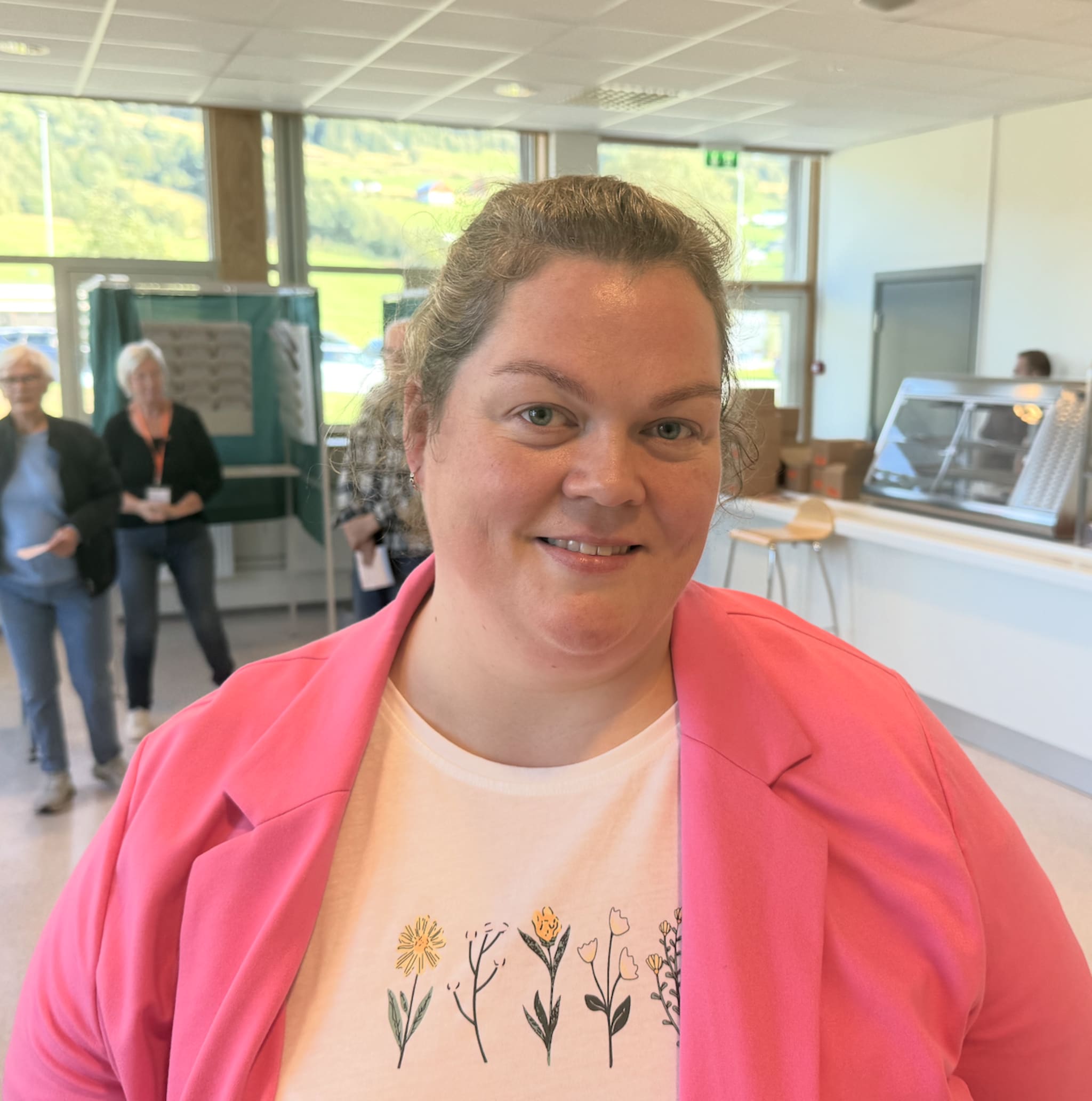 Folket skrider til urnene