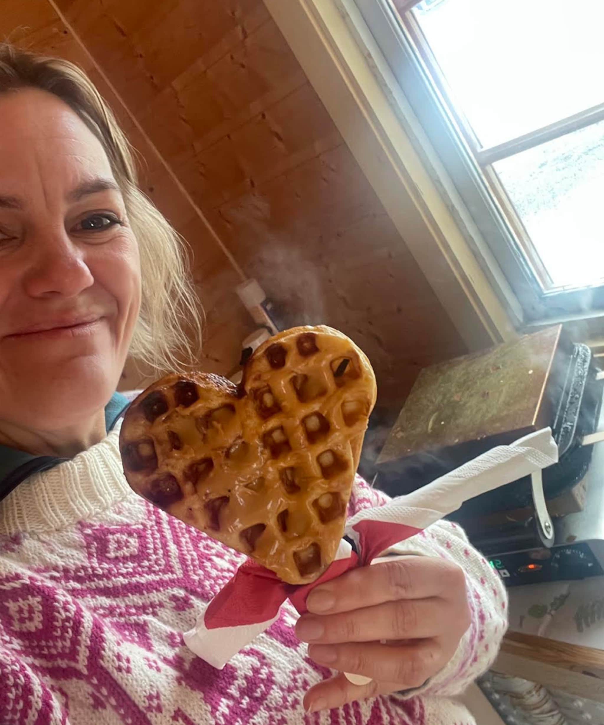 Vaffelmania på Litjåsen - Anita selger tusenvis hver dag