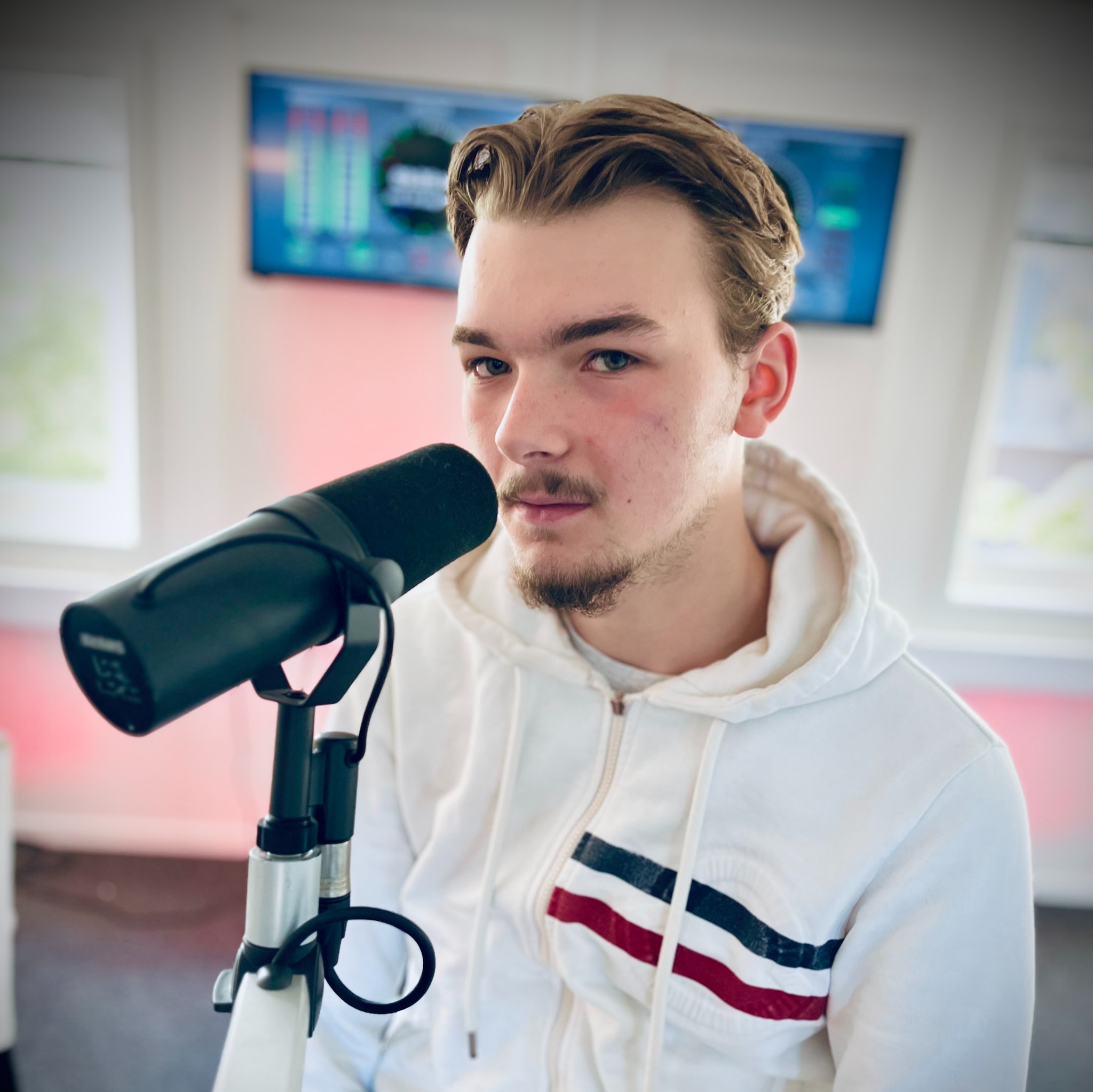 Stiller med egen RBK drakt når han varmer opp for Åge