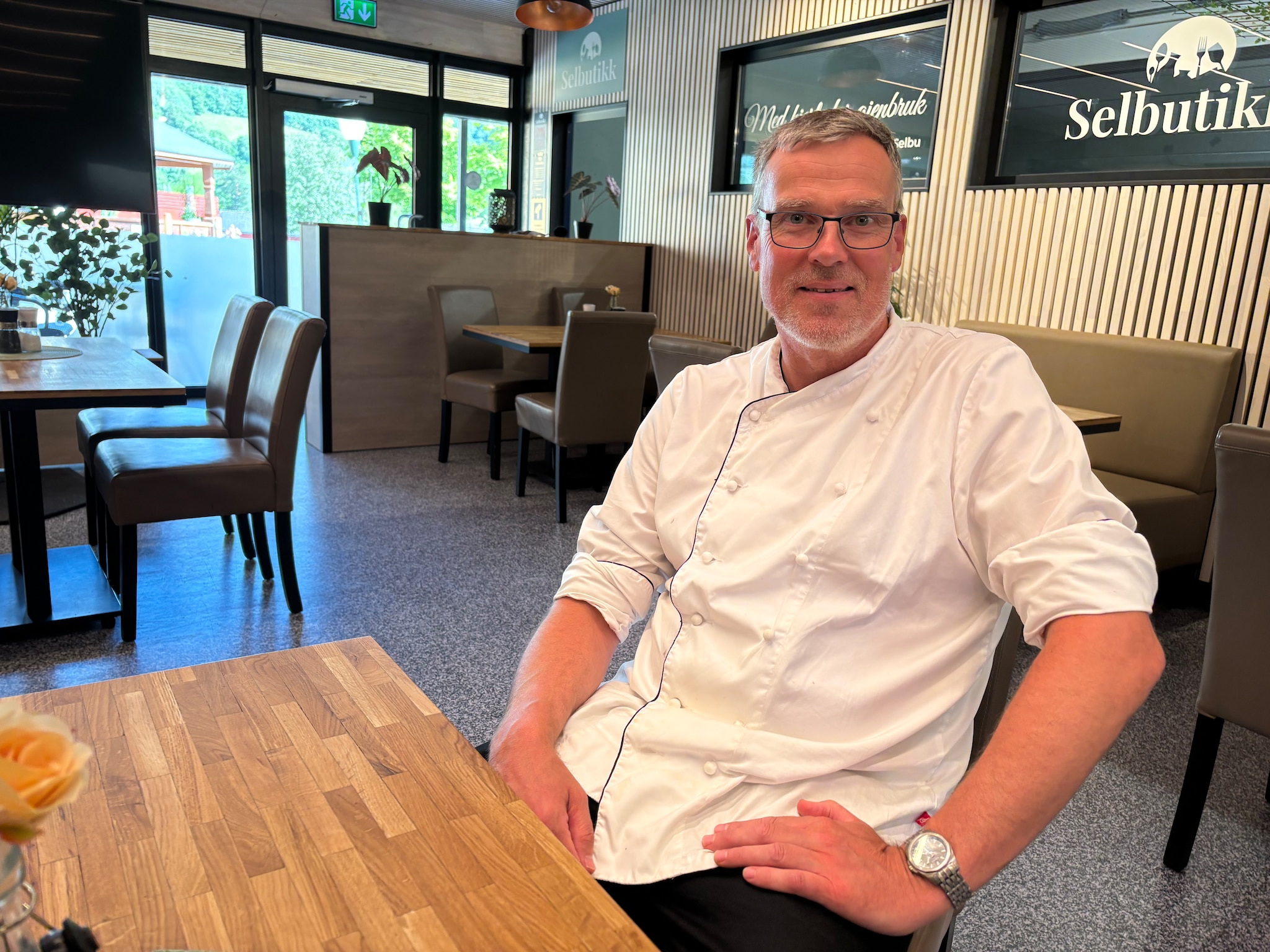 Terje Trapnes driver Cafe E i Selbu og har introdusert sushi i Selbu