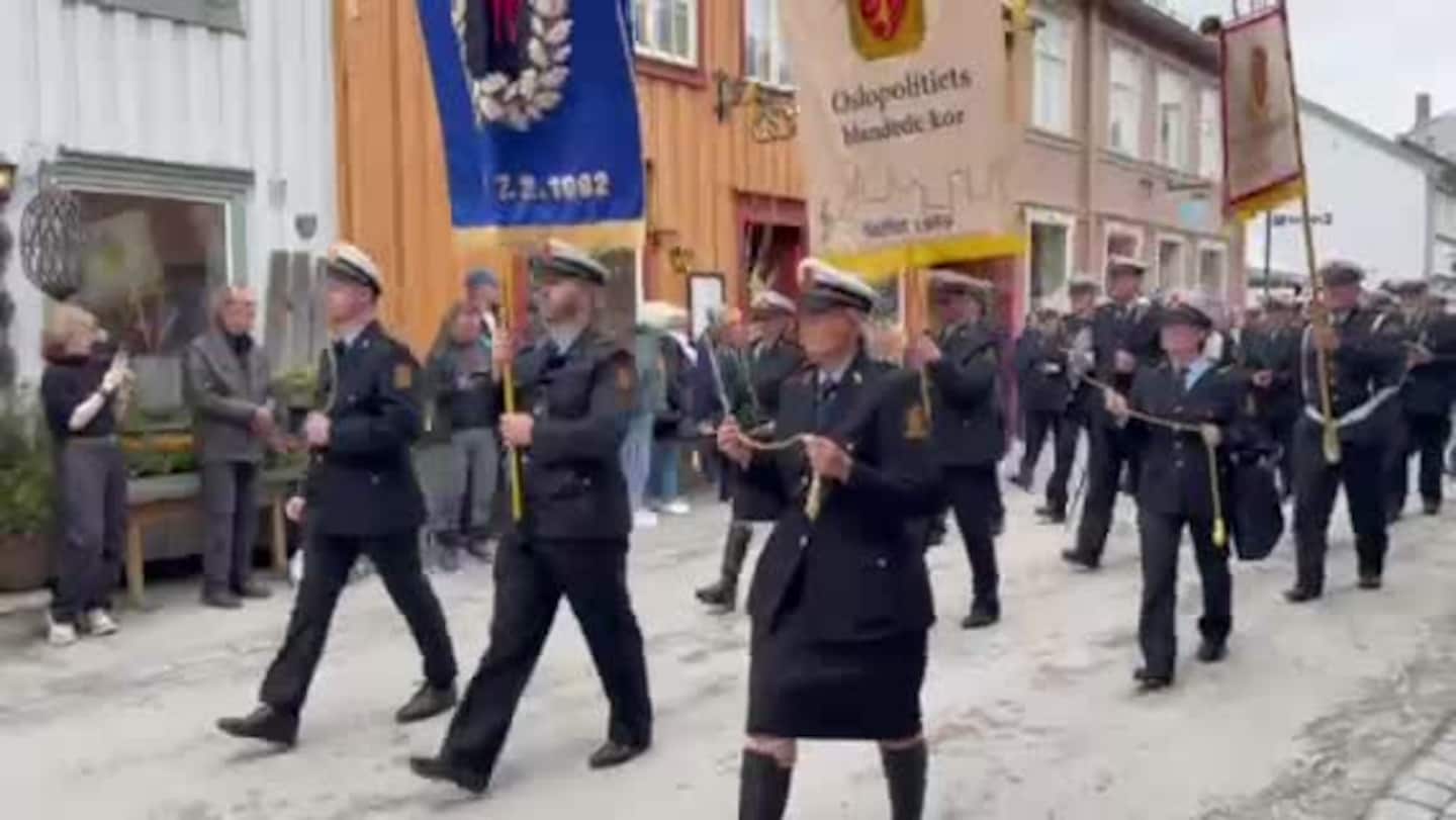 Se politikorpset marsjere gjennom Bergstadens gater