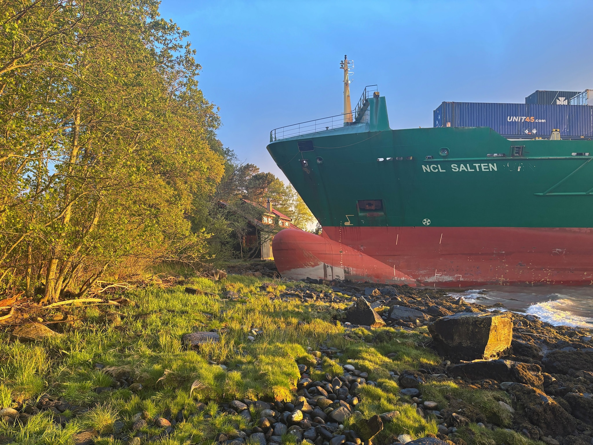 Containerskipet står fortsatt i hagen til Johan: - Et absurd syn