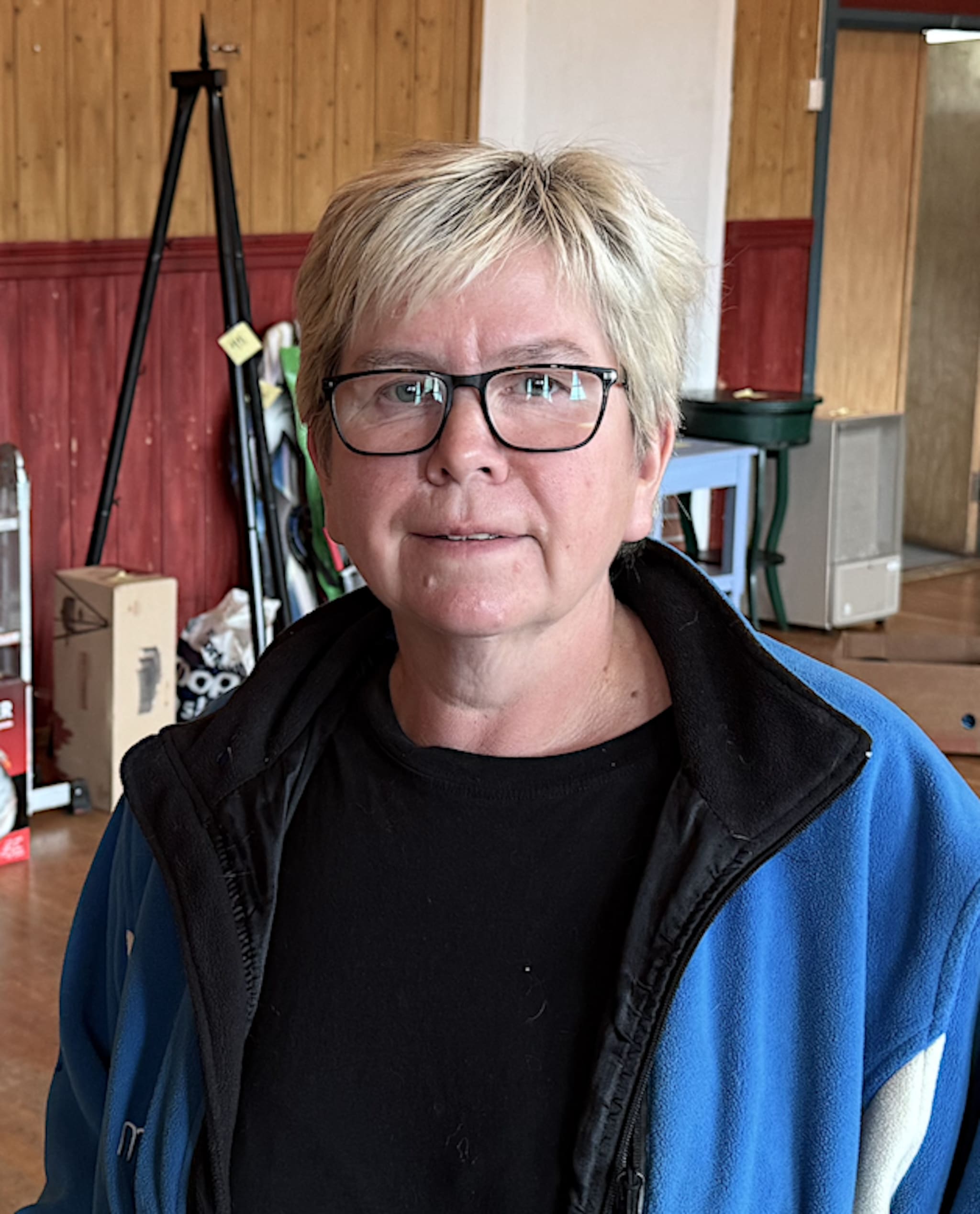 Auksjon på Graftås: Sengebenker, klaffbord og kopphyller er blant gjenstandene som skal under hammeren