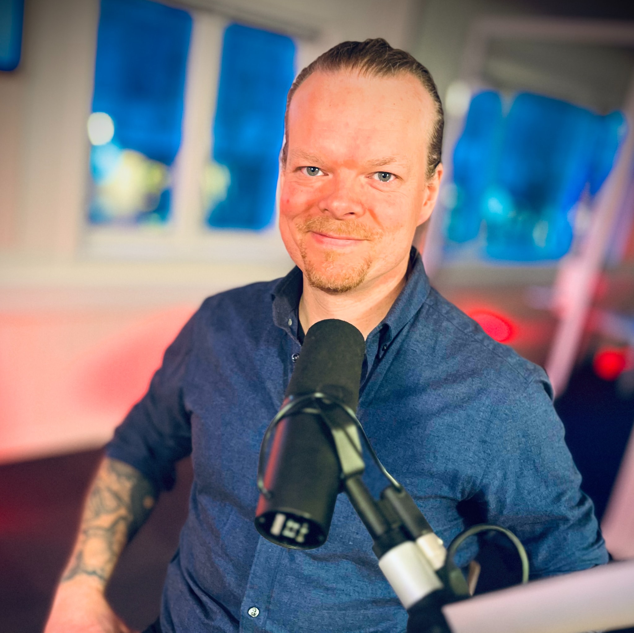 Inviterer kolleger i byggenæringen på middag og fellesskap på julaften