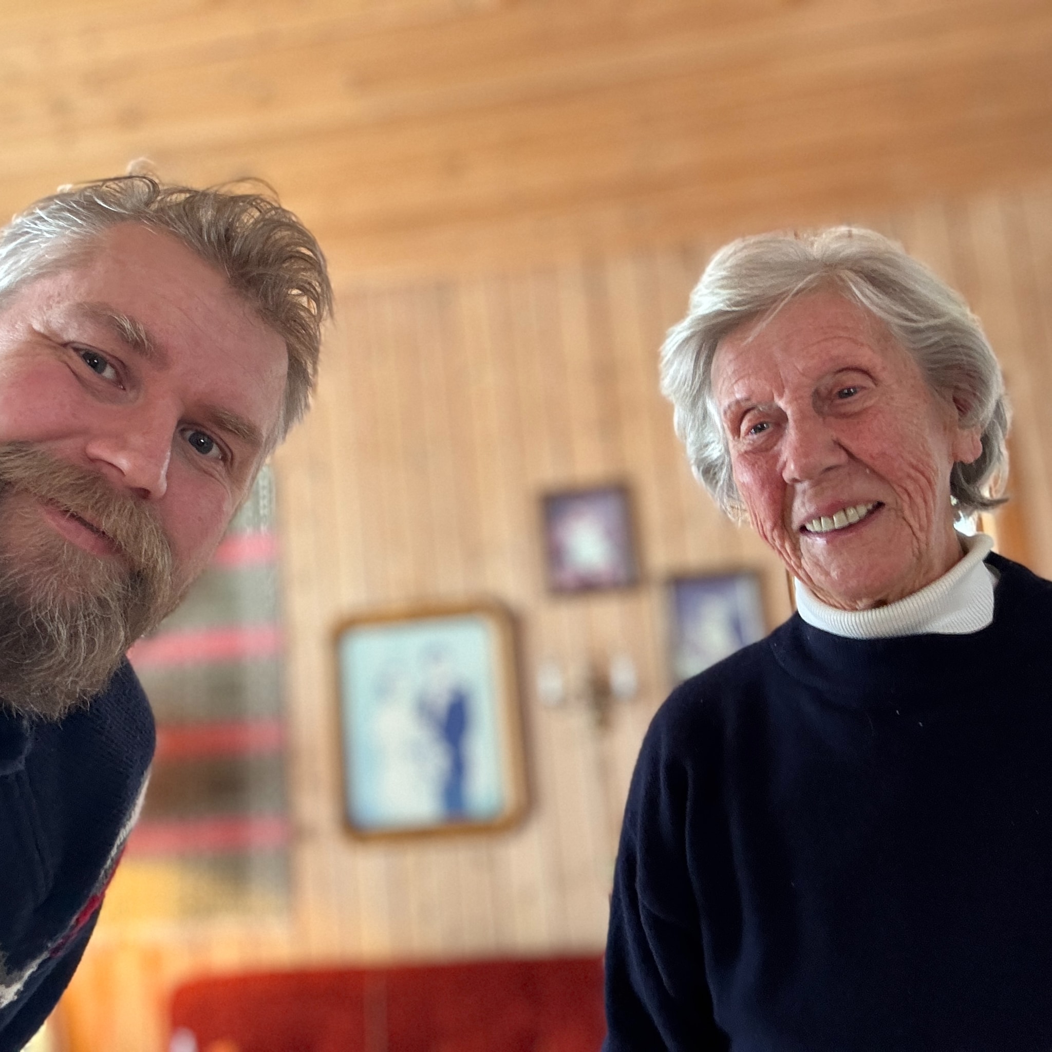 Spent stemning i stua til farmor Slind: - Staka på!