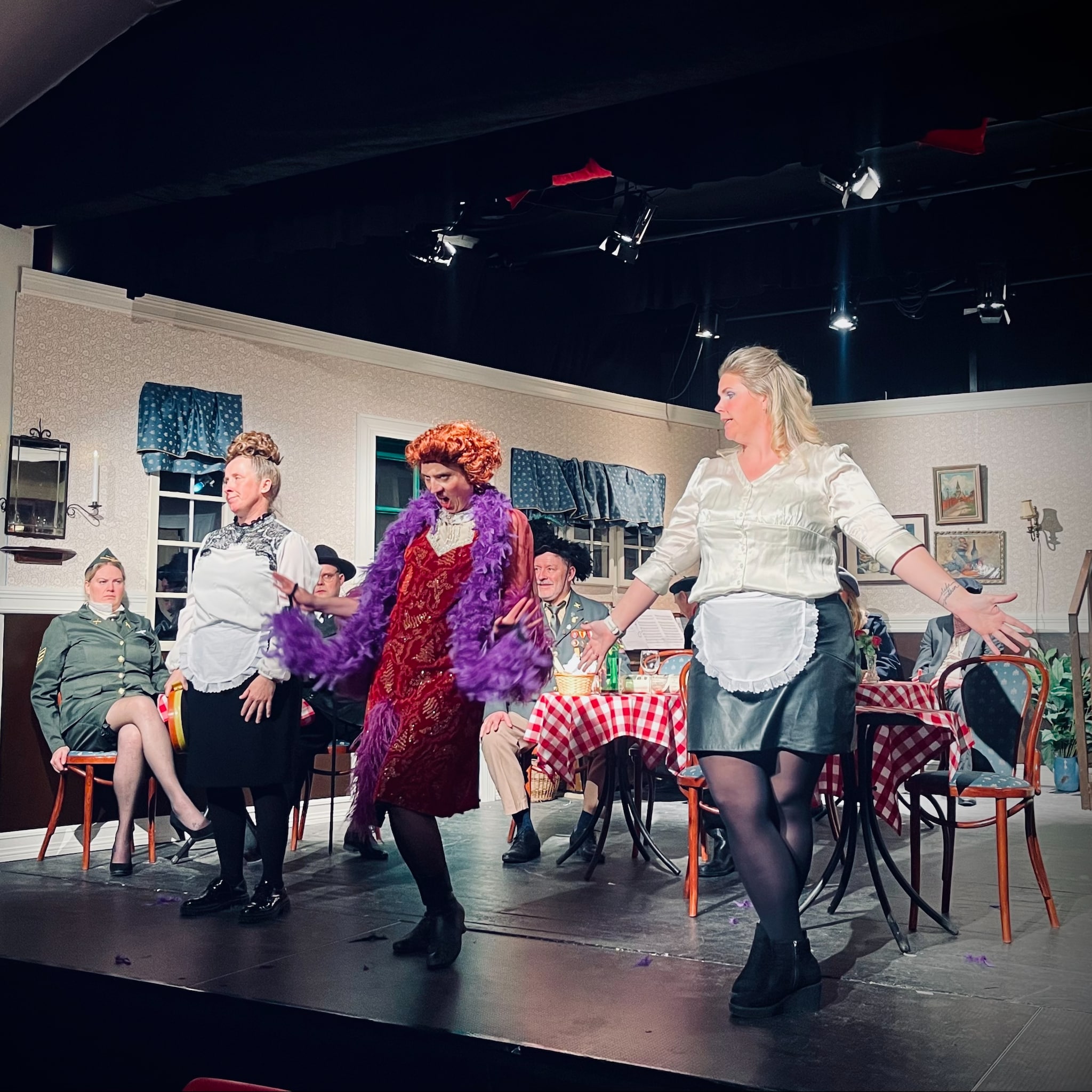 Teaterstykket "AlloAllo" i Leirådal