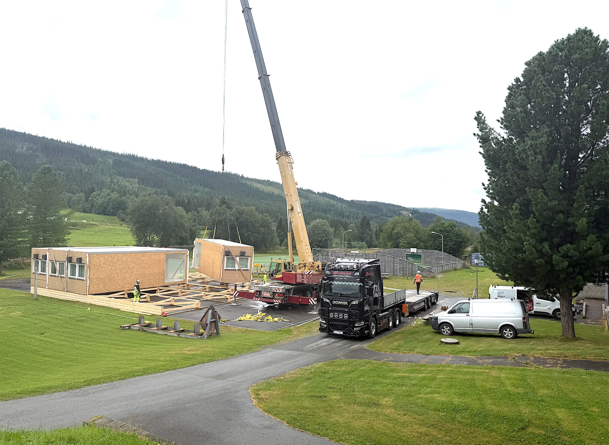 Nye midlertidige klasserom settes opp ved Hov Skole