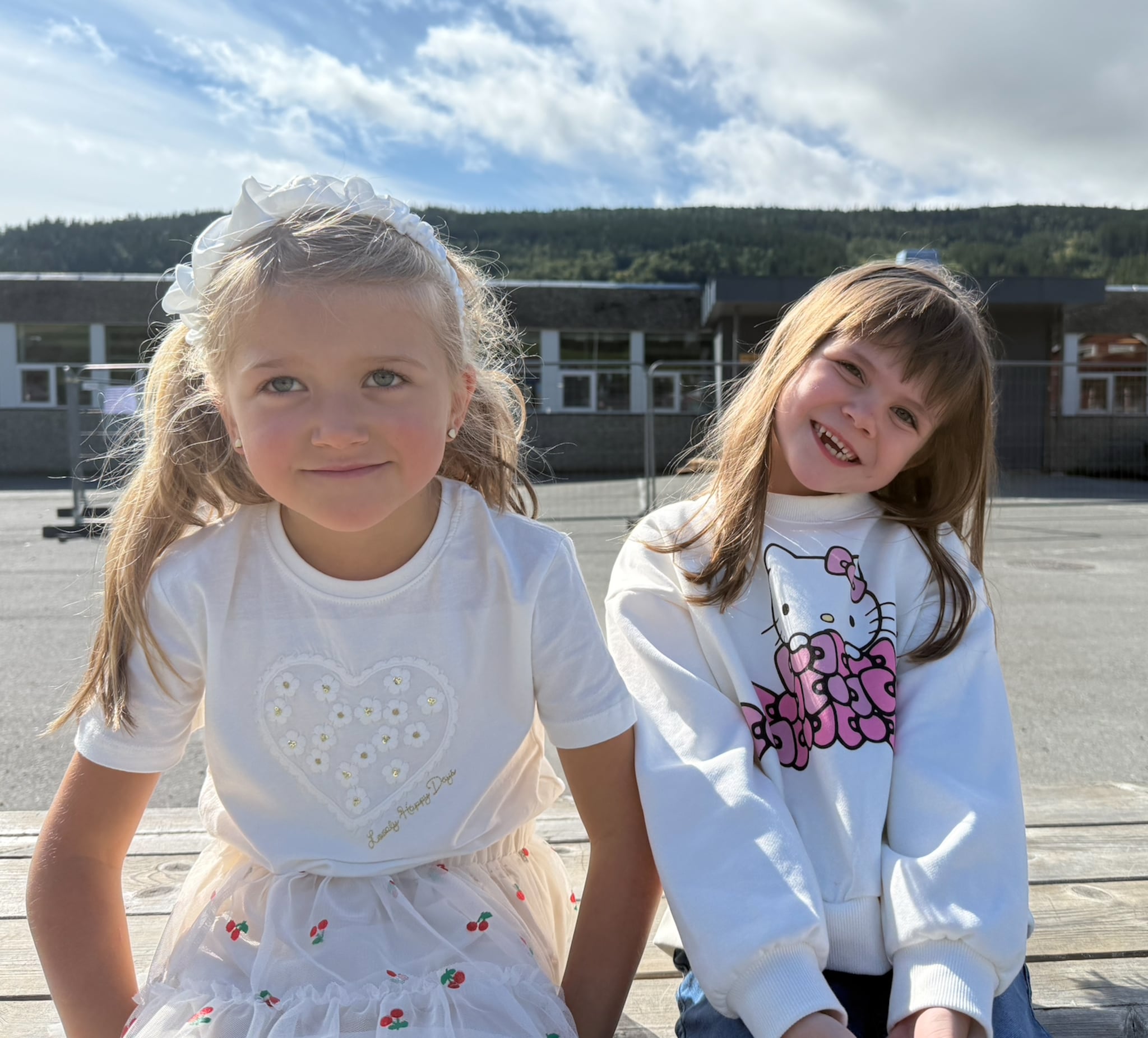 Maia og Sara skal bli leger