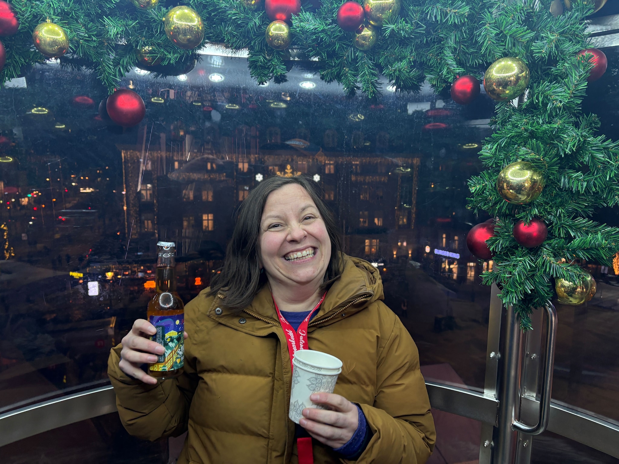 Tester ny julebrus i pariserhjulet på julemarkedet