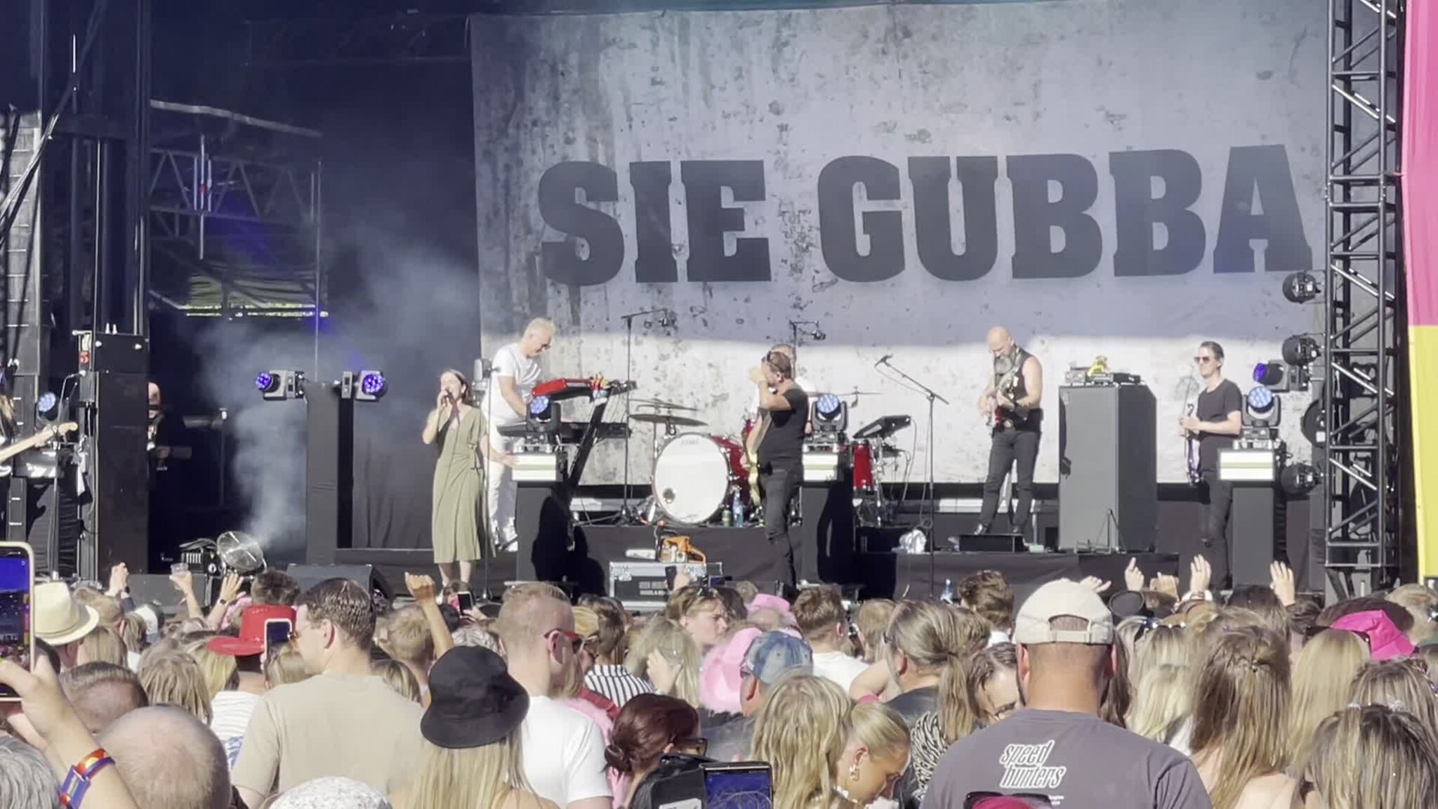 Her synger Isabel Vega med Sie Gubba