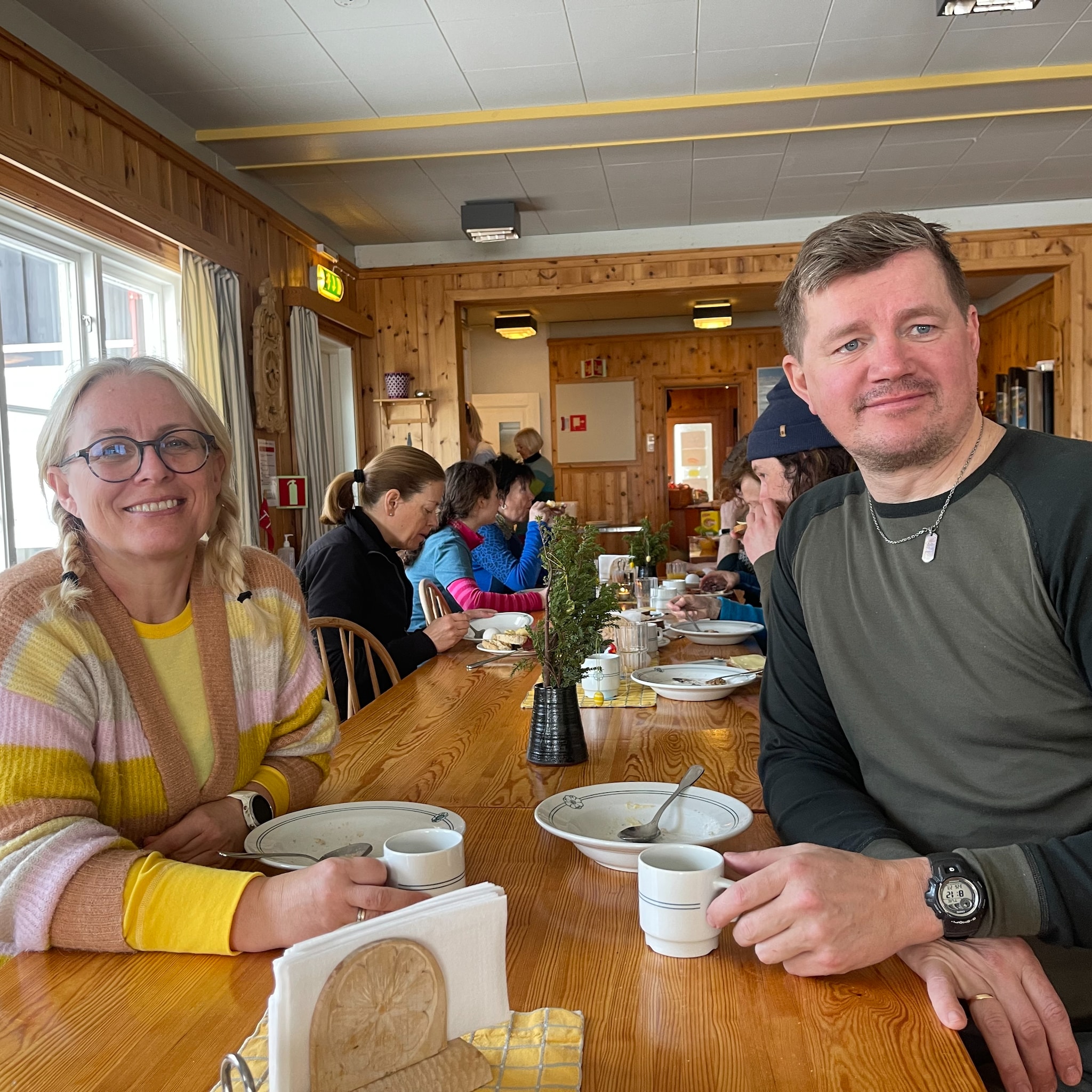 Par på skitur til Nedalshytta i påska