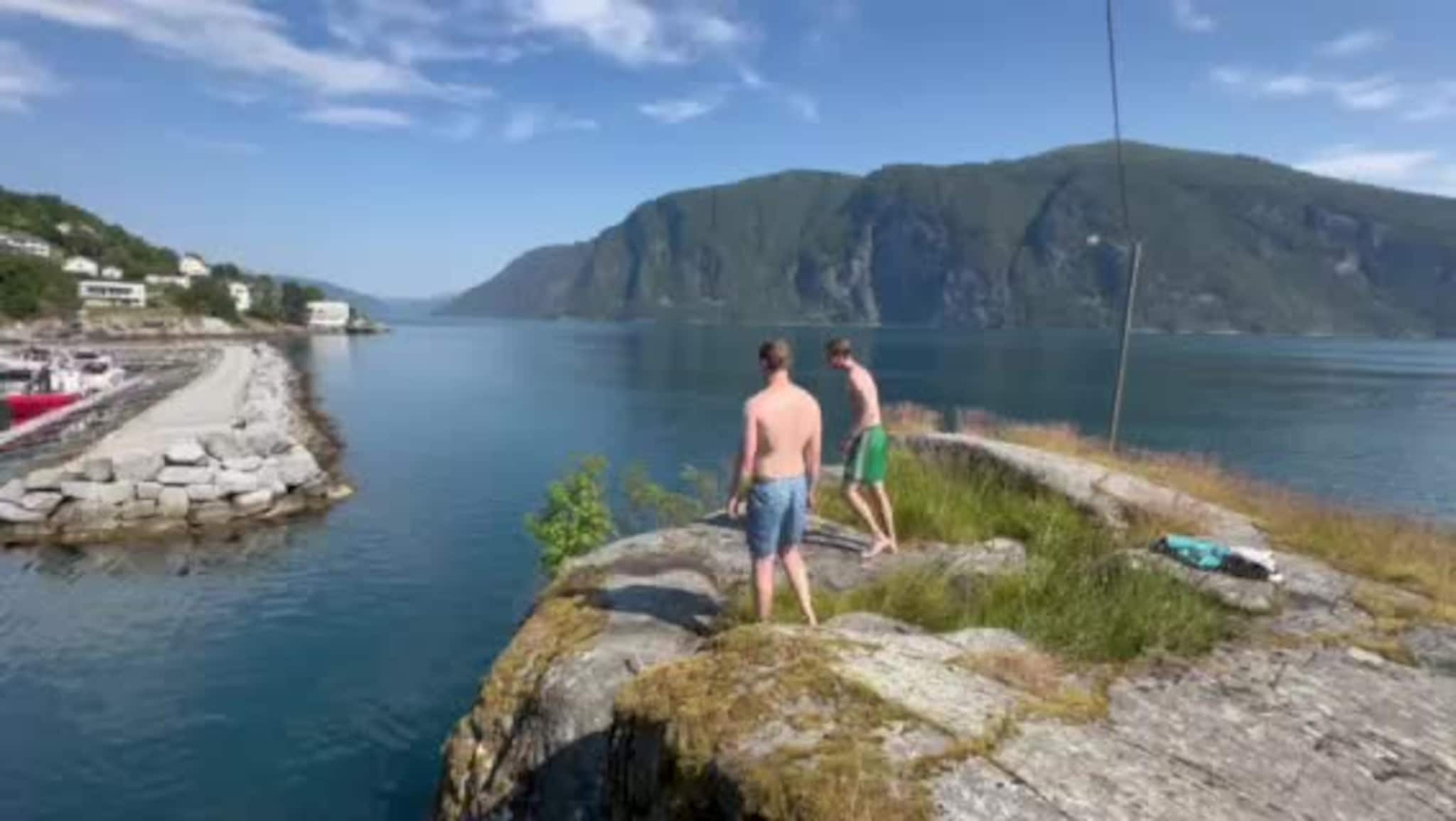 Her hoppar Jonas og Benjamin