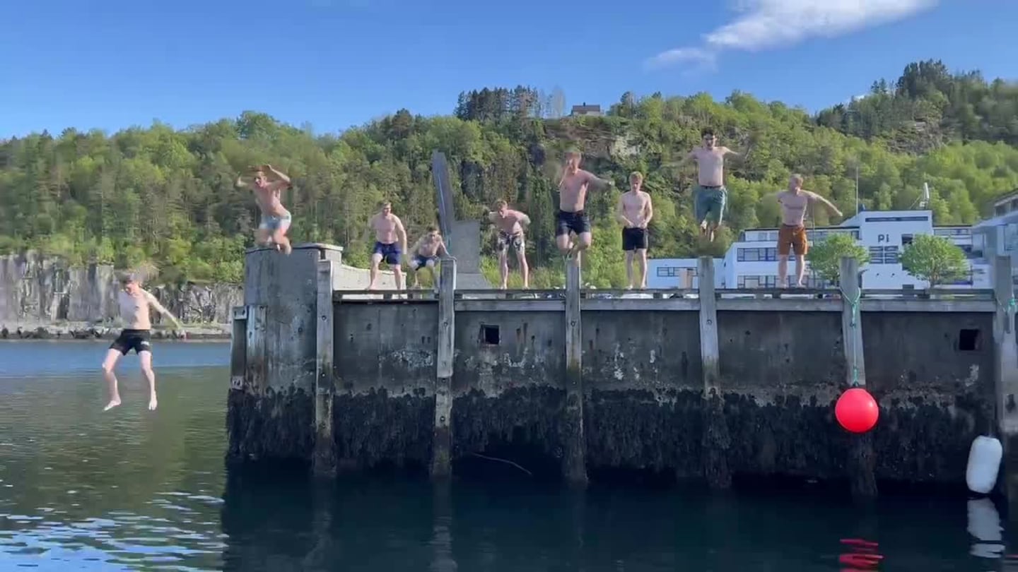 Hoppa frå brygga i godvêret