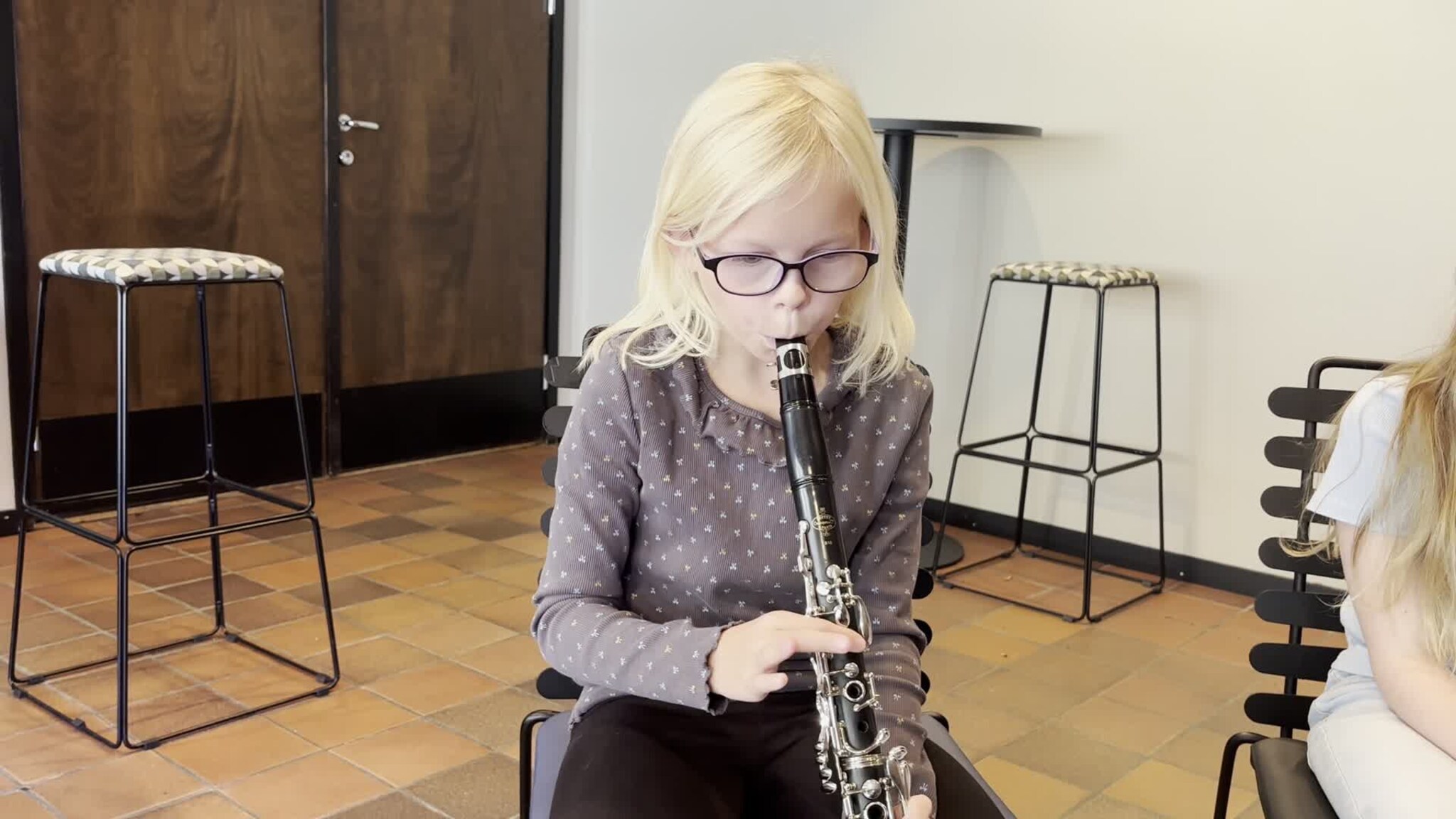 Nikoline Johanne Tandstad spelar sjølvkomponert melodi