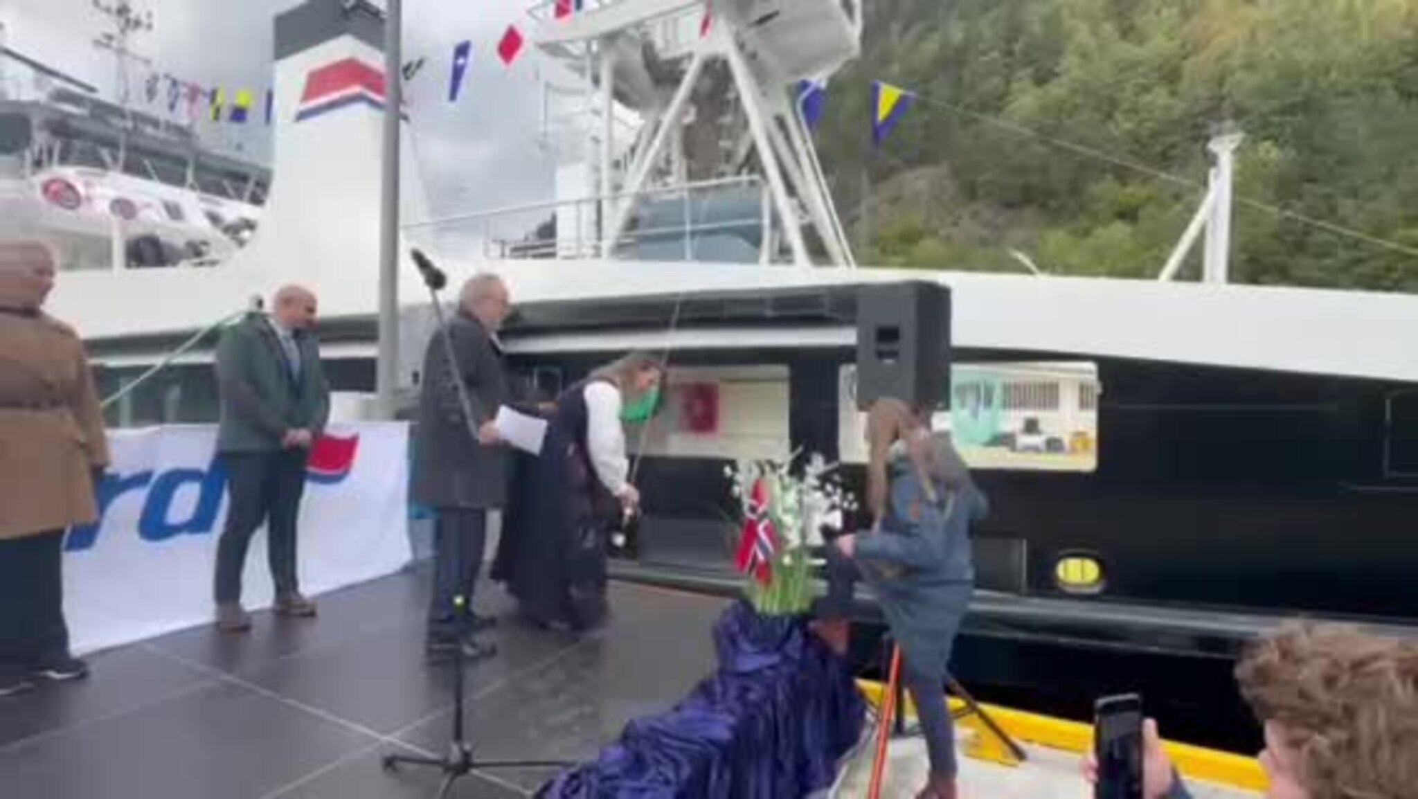 Stine Mari Nordholmen døyper MF Sunnylvsfjord