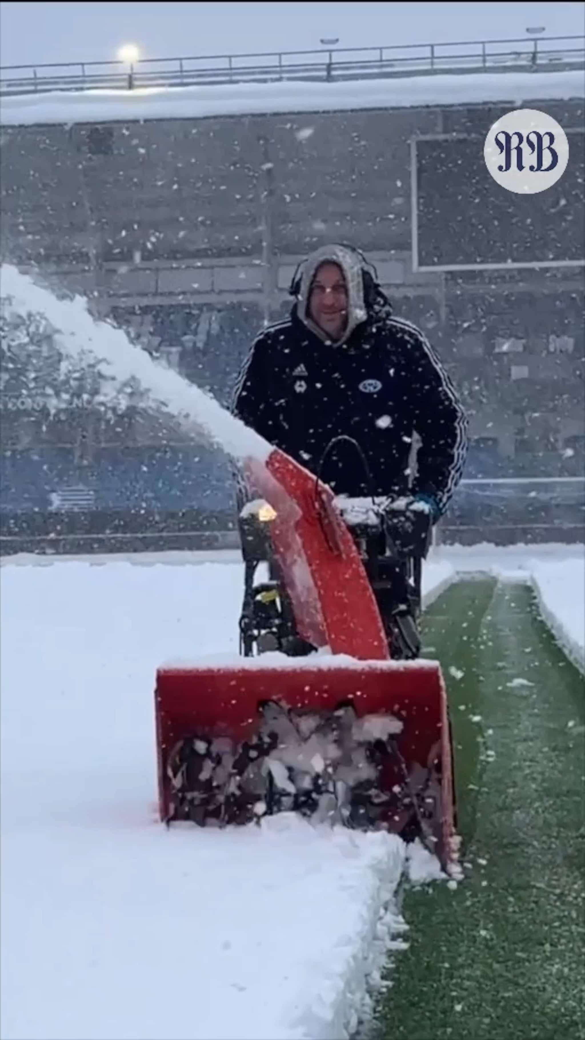 Snøfjerning på Aker Stadion