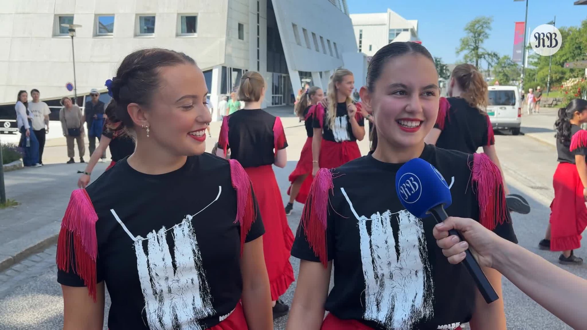 Danser i varm parade