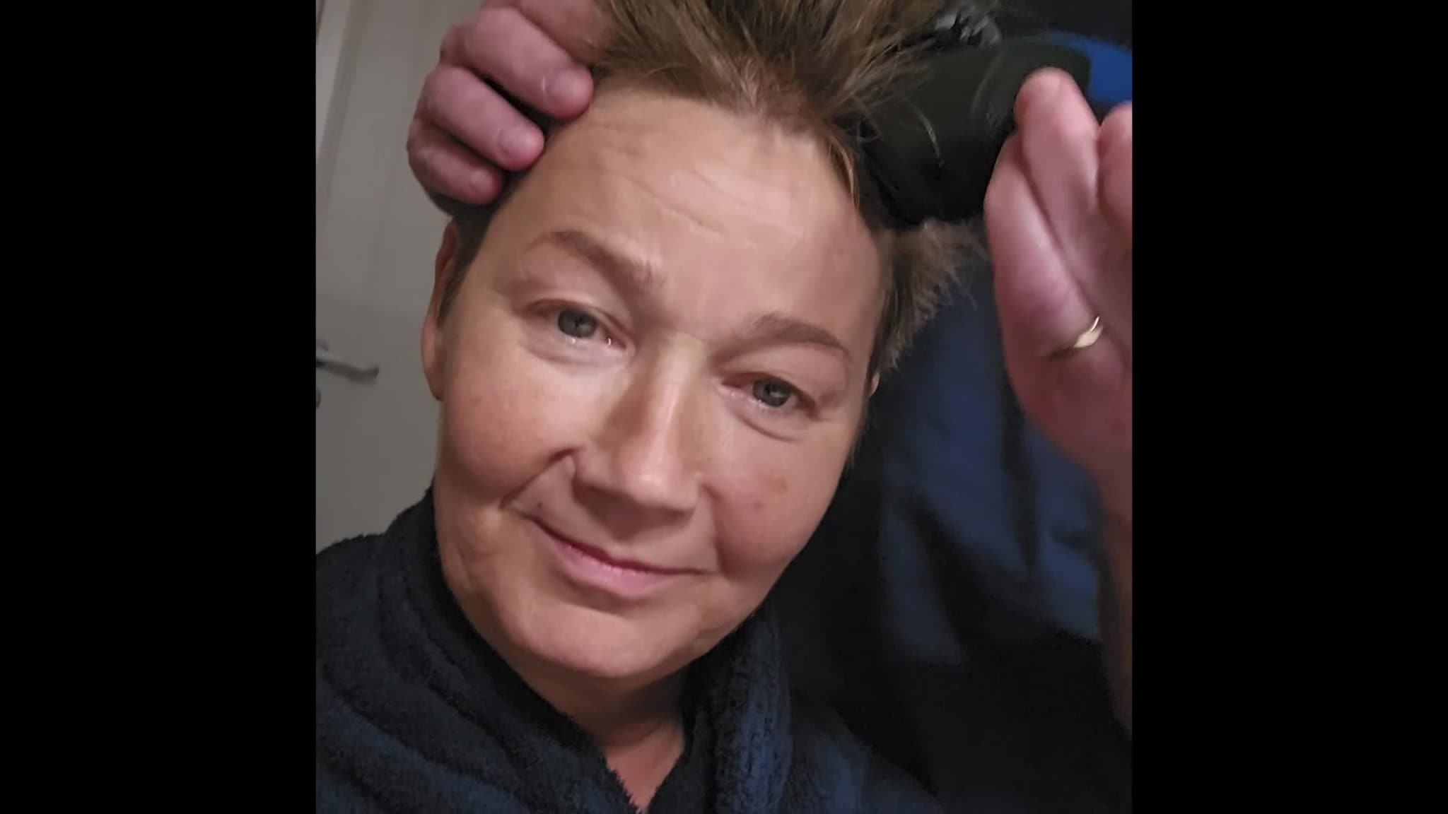 Her tar hun håret
