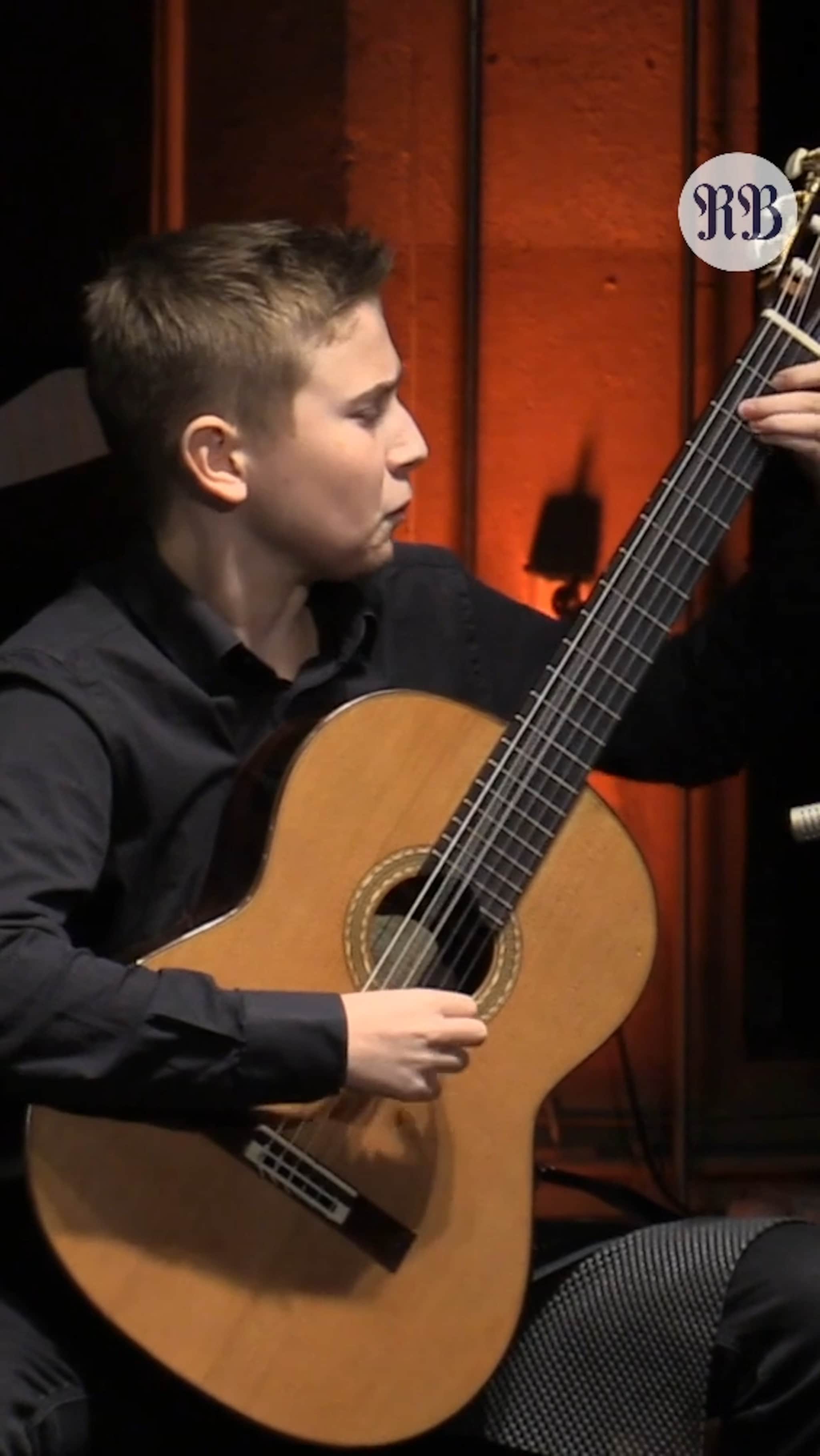 Knapt 14 år og allerede gitarist i særklasse