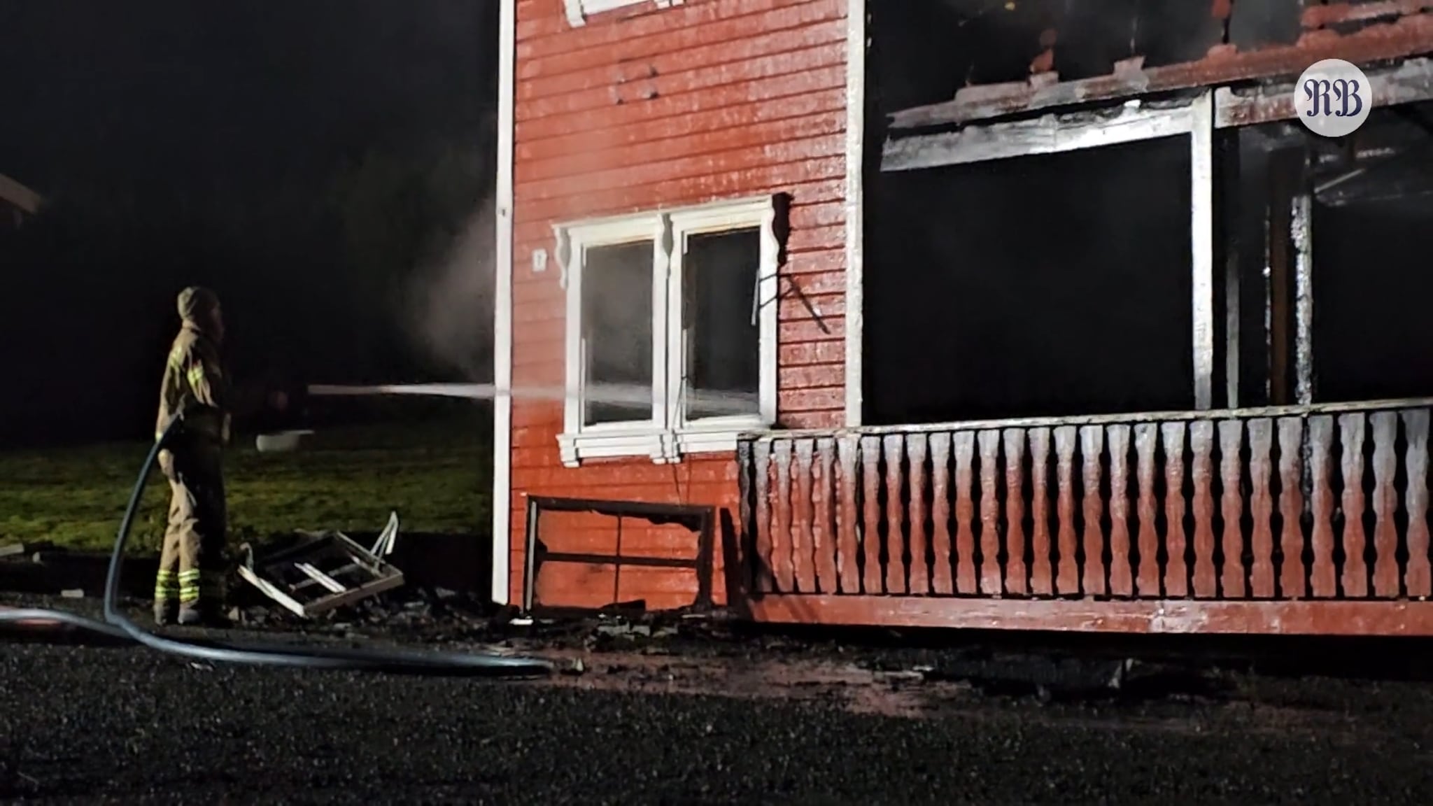 Flermannsbolig fullstendig overtent i brann