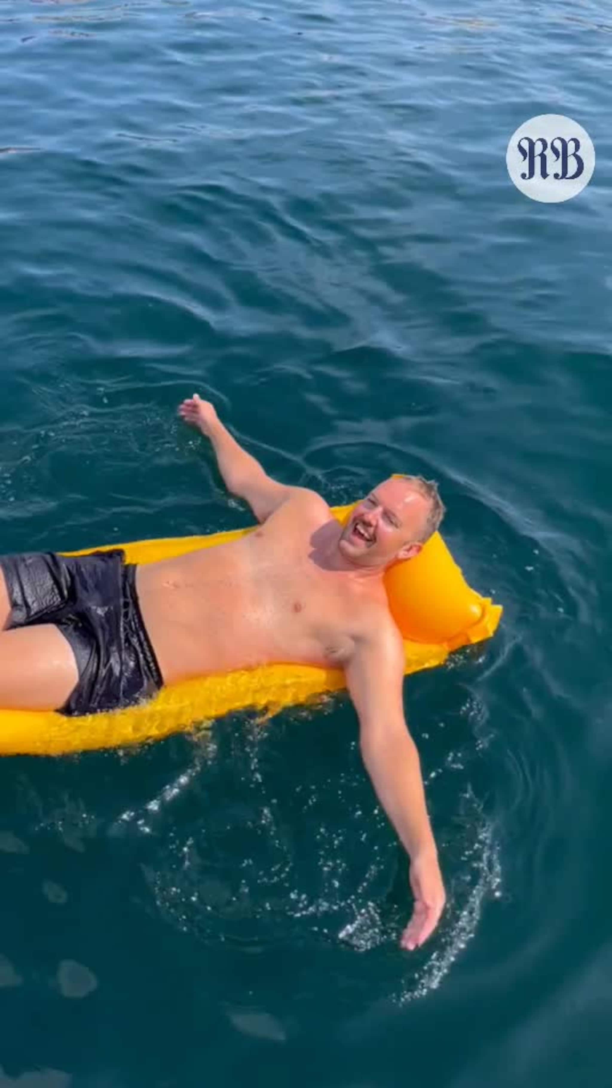 Folk strømmer til på Sjøfronten i Molde, i det fine sommerværet