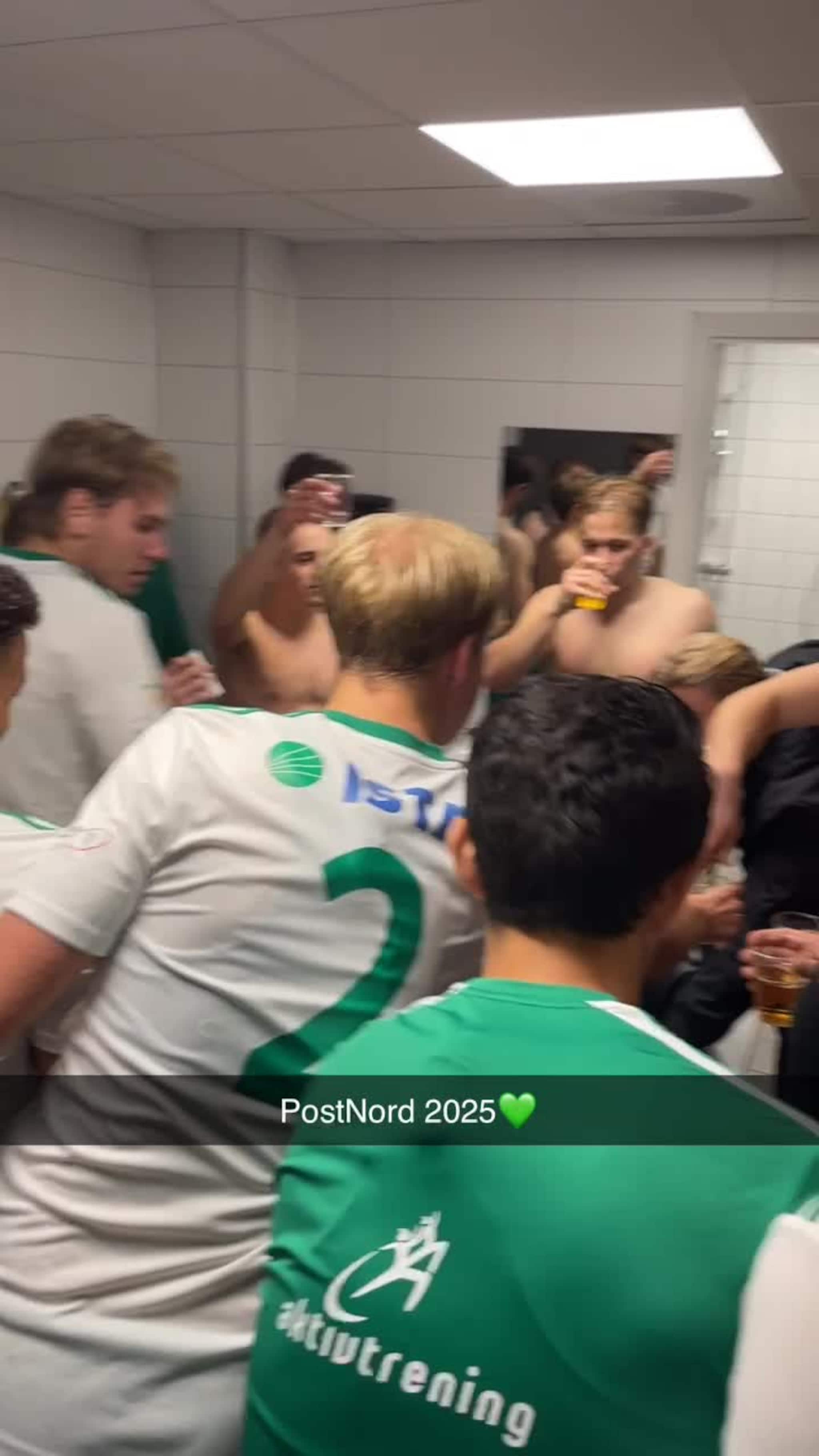 God stemning i garderoben til Træff