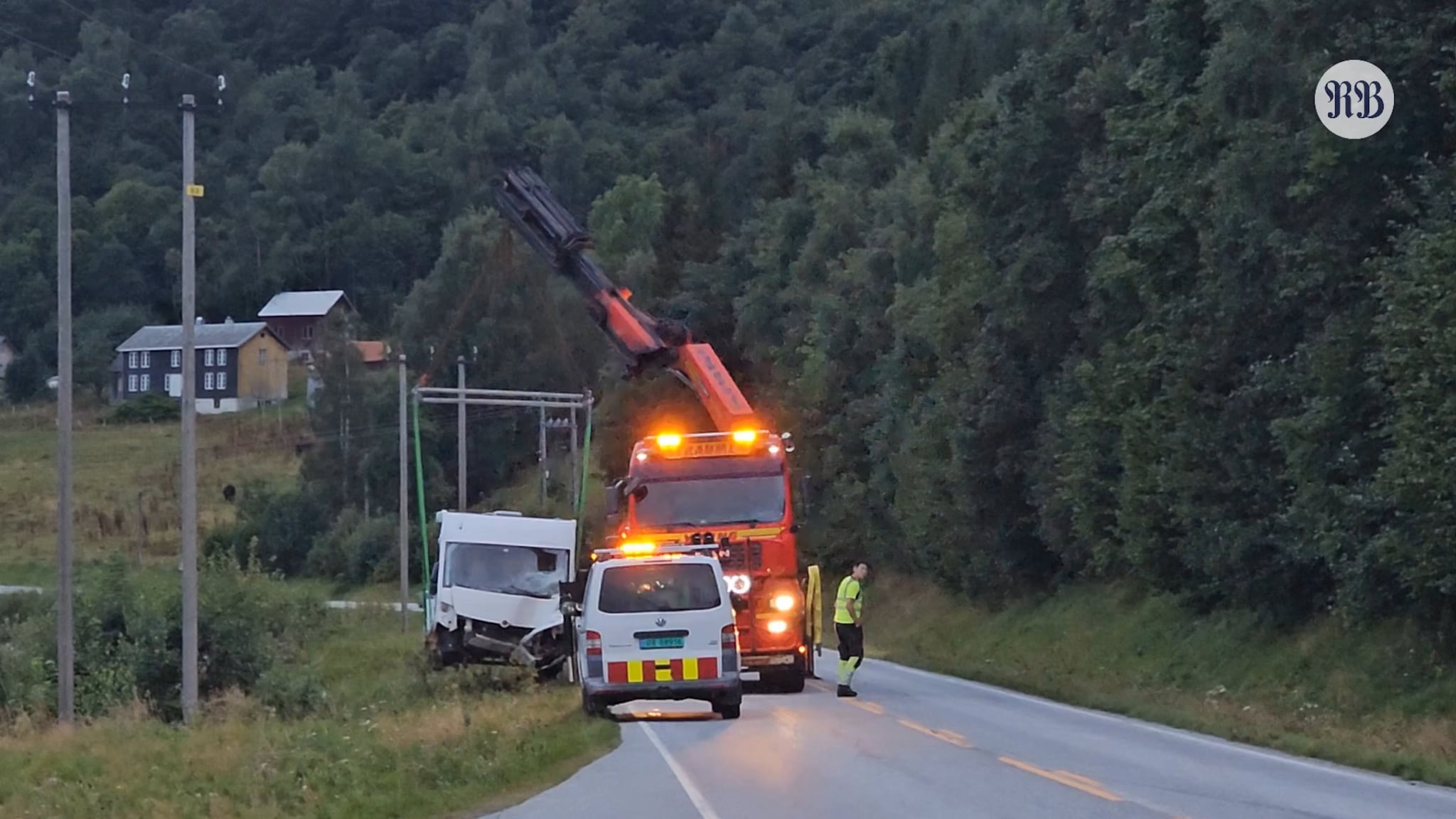 Bobil kjørte inn i høgspentmast