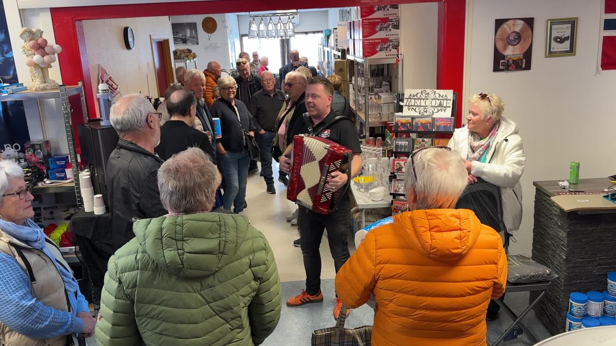 Åpnet ny butikk med musikk og fulle hus